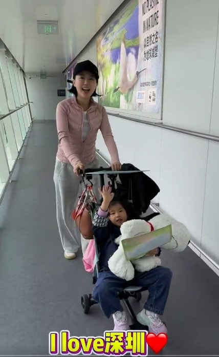 马菀迎跟女儿一起拍摄，深圳吃喝玩消费攻略。（小红书）