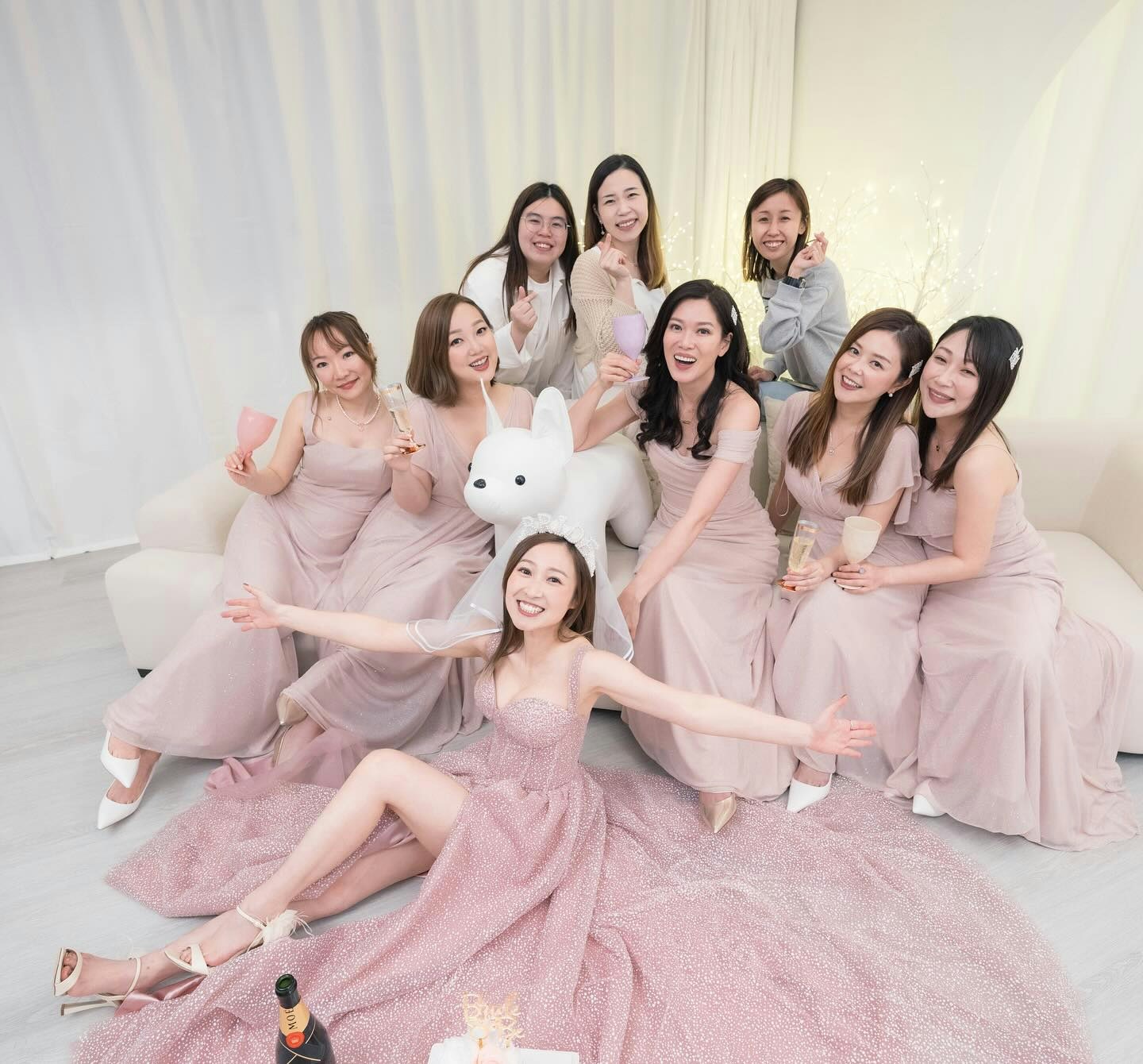 黄美棋今日(5日)在婚礼前夕于IG上载了一系列与姊妹团的合照。（IG/@meikiw）