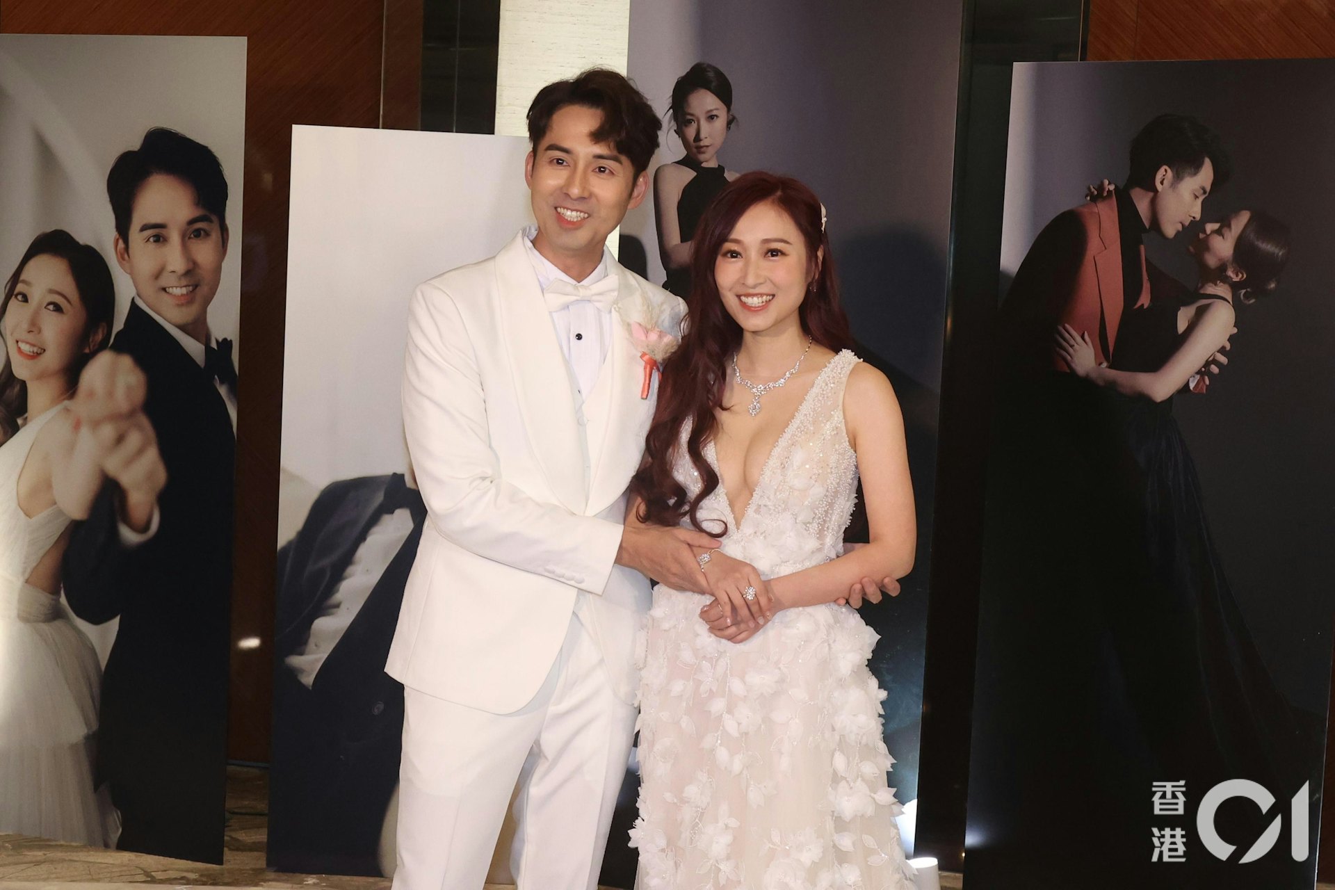 黃美棋和主持男友鍾健威(Ray)結束11年愛情長跑,今日(6/4)假西貢五星級酒店筵開35席舉行婚禮。(梁碧玲攝) 黃美棋和主持男友鍾健威(Ray)結束11年愛情長跑,今日(6/4)假西貢五星級酒店筵開35席舉行婚禮。(梁碧玲攝)