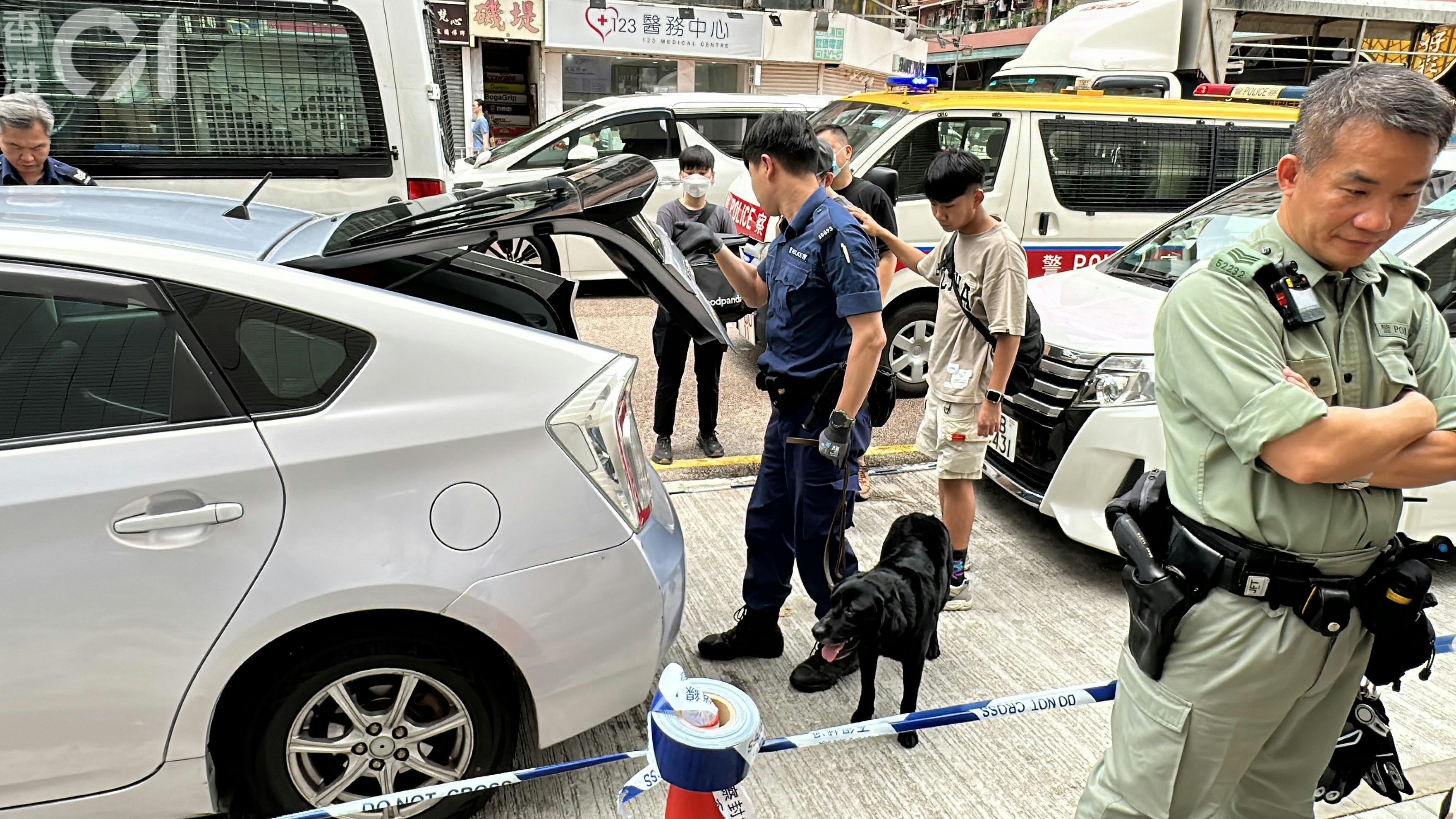 荃灣警截可疑男揭車內外賣袋藏懷疑毒品健身教練涉販毒被捕