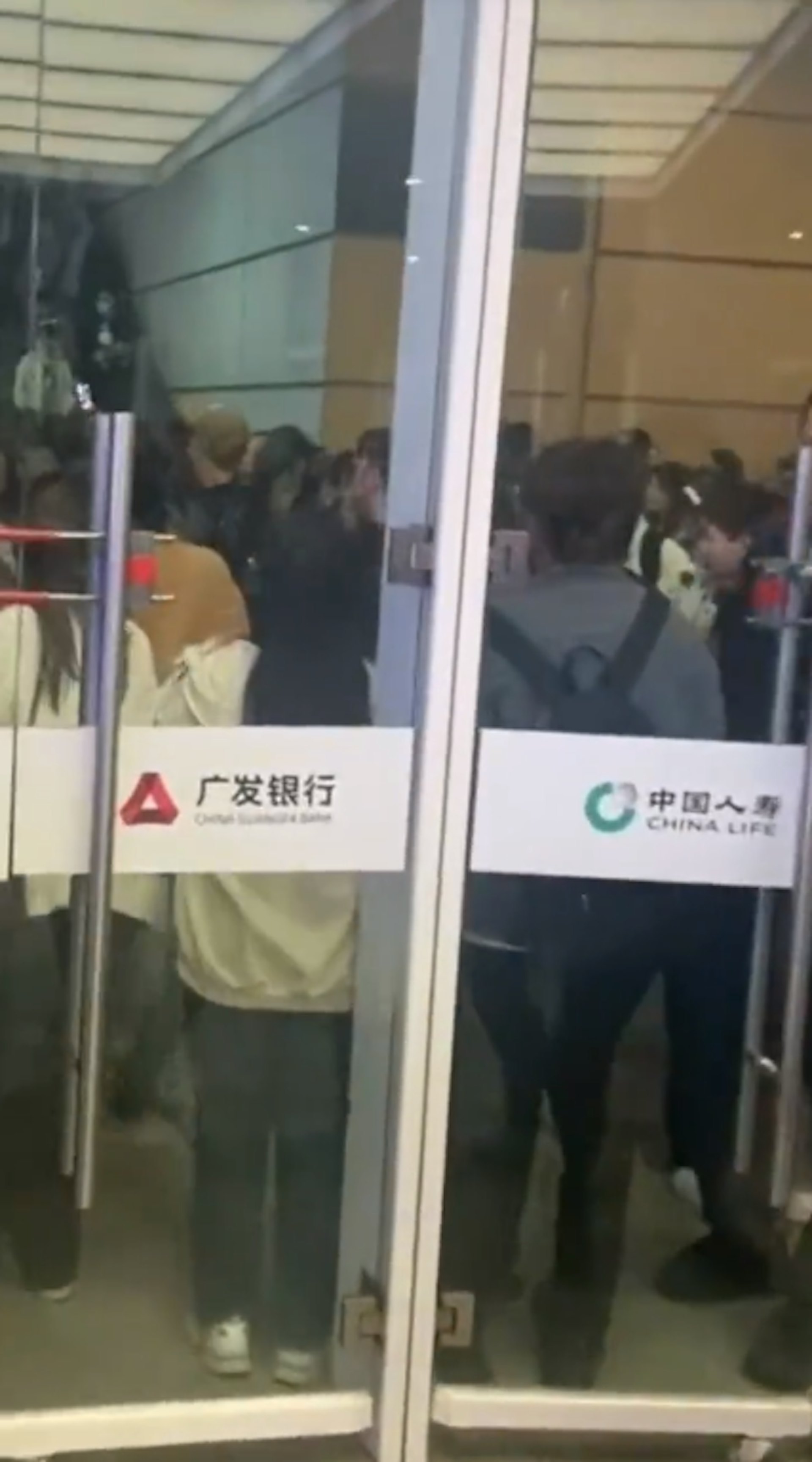 杭州南站旅客太多,險發生人踩人事件。(影片截圖) 杭州南站旅客太多,險發生人踩人事件。(影片截圖)