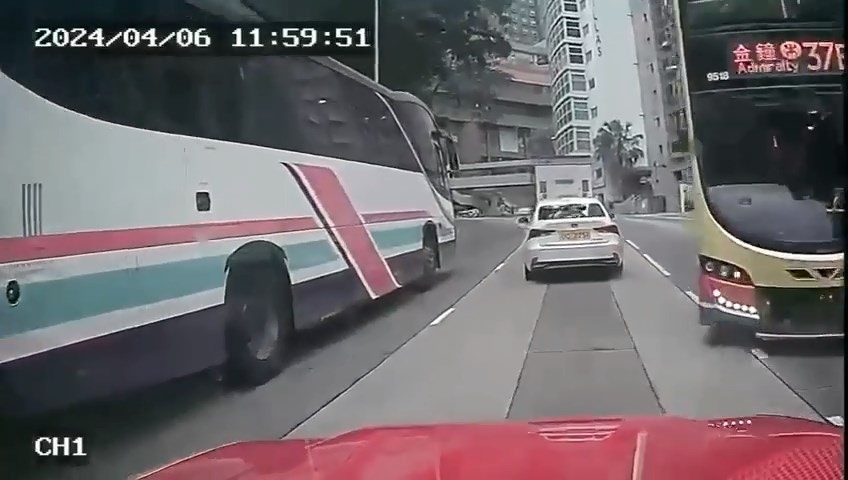 巴士继而撞及一辆的士。（网上影片截图）
