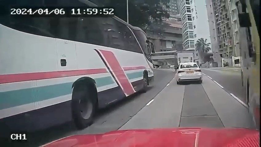 巴士继而撞及一辆的士。（网上影片截图）