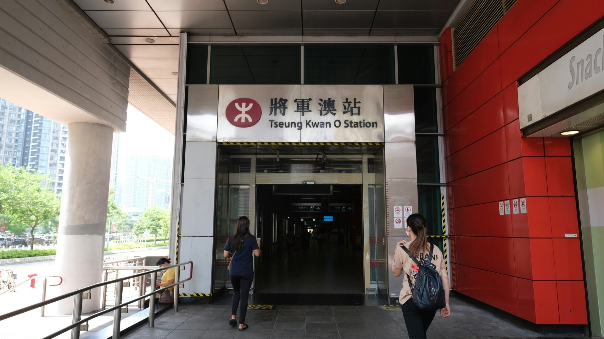 根据《香港铁路附例》，若发现乘客逃票或违规使用2元乘车优惠，将向违例乘客征收附加费。（资料图片）
