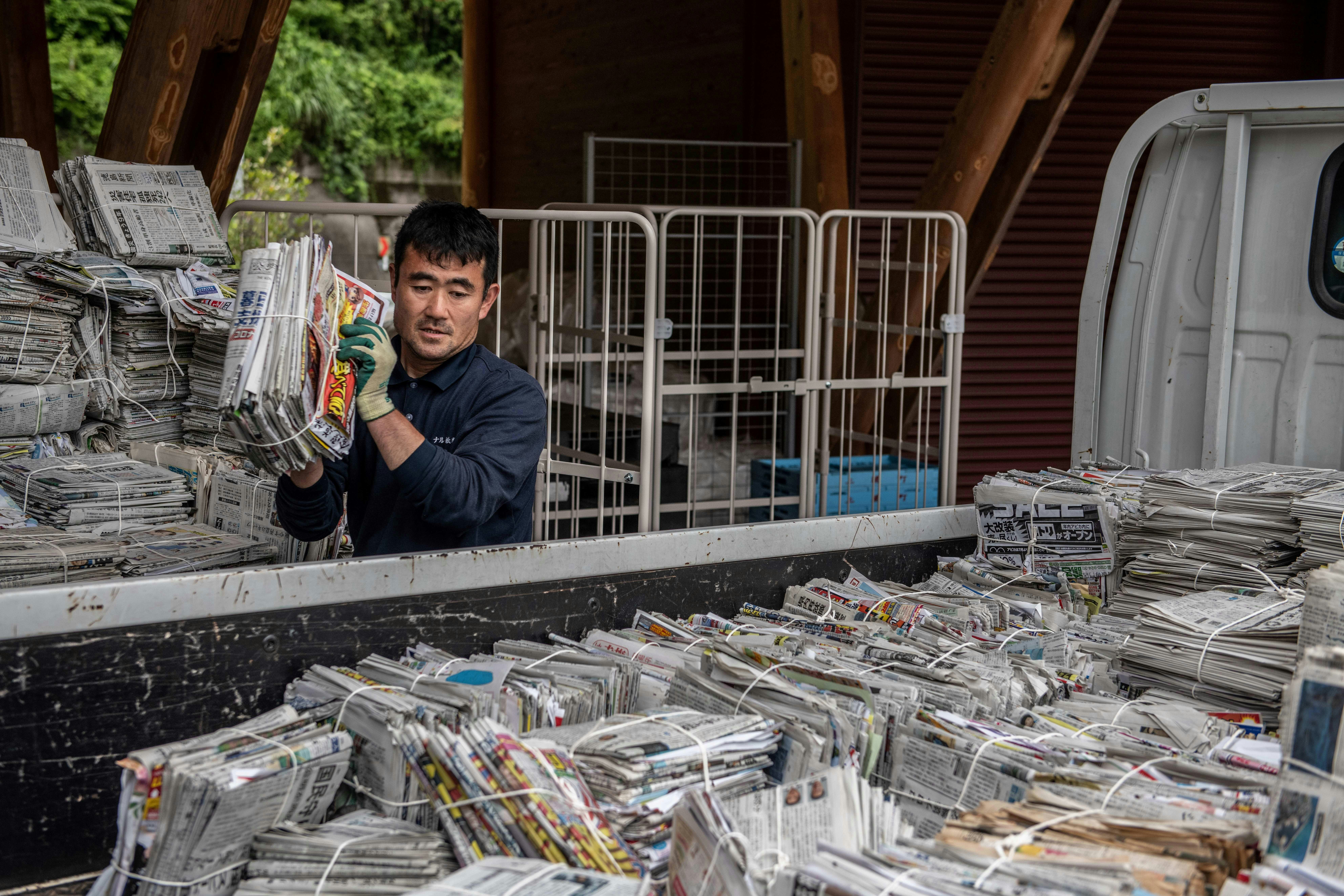 日本的报纸和纸皮都要扎好，即使只有一块，且要用纸制的绳绑住，否则工人不会回收。(Getty)