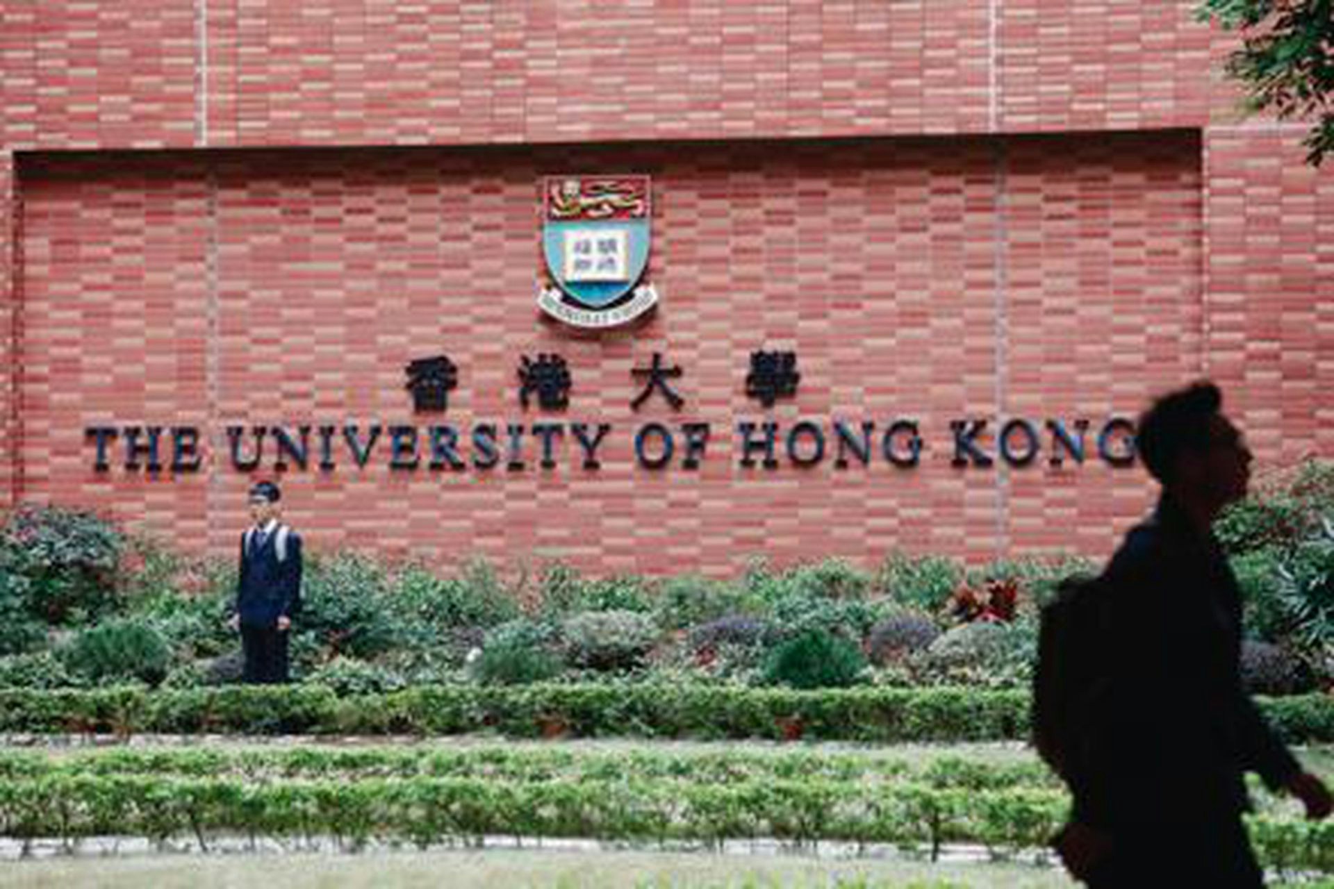一名香港大学助理教授涉在院校办公室内非礼一名女同事。事主最终报警求助，警方经调查后拘捕一名33岁内地男子。（资料图片）