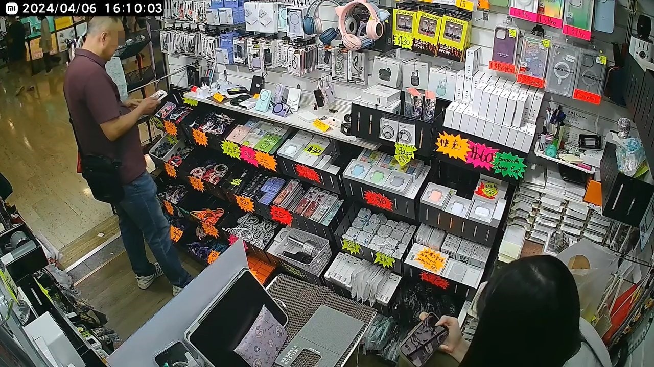 涉事男子于荃湾南丰中心一间手机配件店购物。（网上影片截图）
