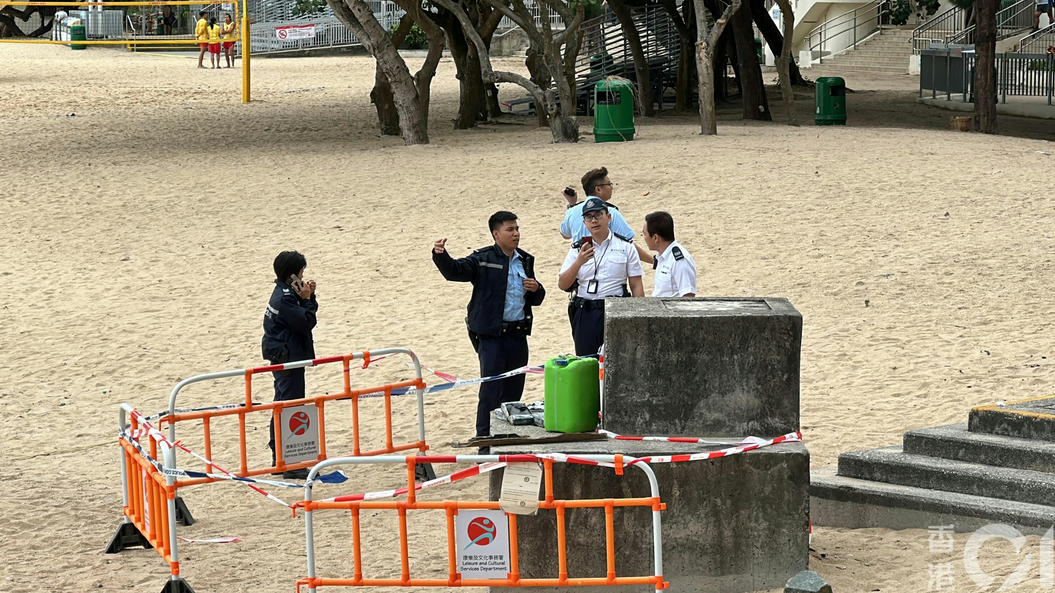 丽都湾泳滩发现8砖可疑包裹，内藏白色粉末，警员接报到场调查。（马耀文摄）