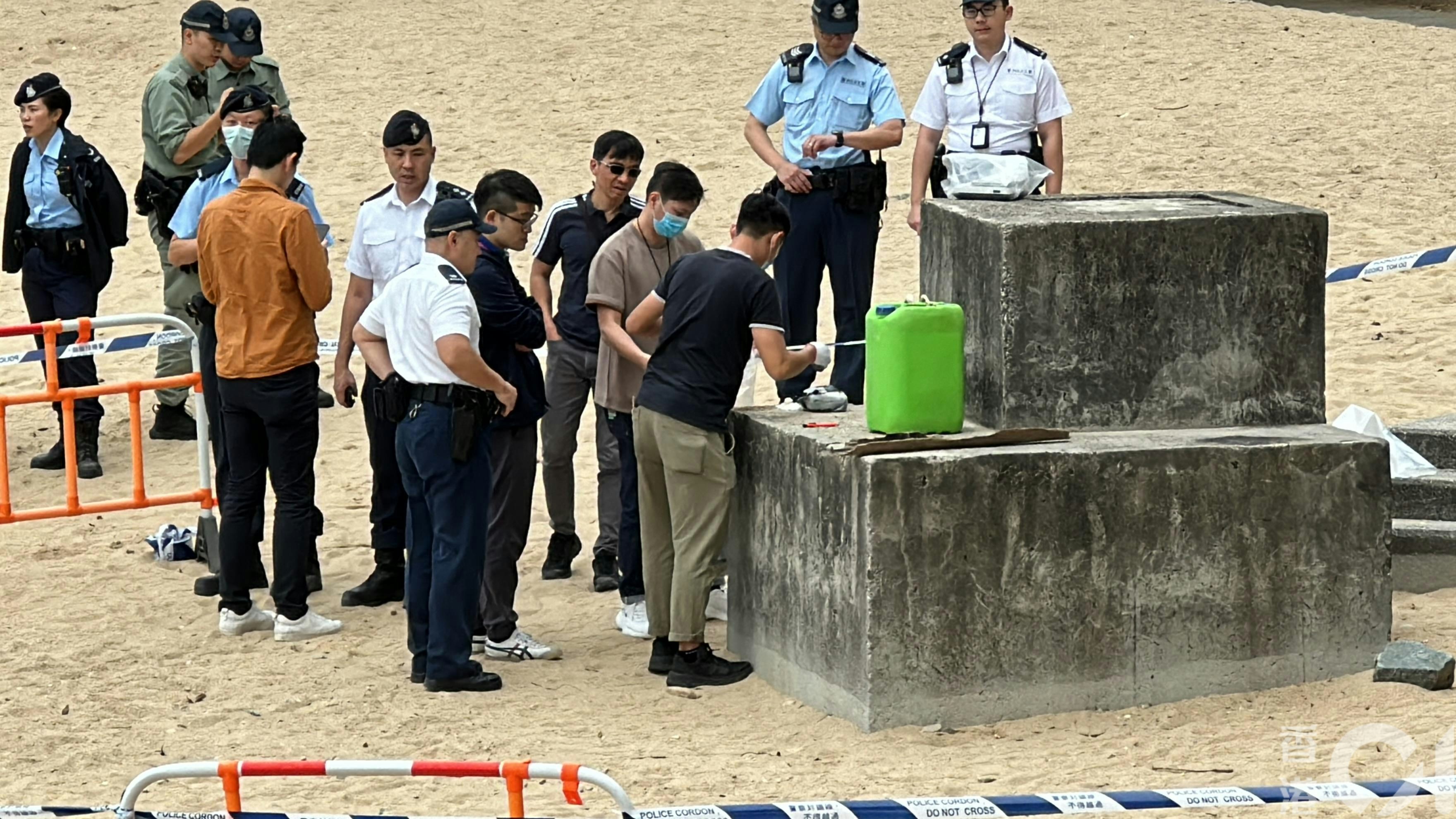丽都湾泳滩发现可疑包裹，内藏白色粉末，警员接报到场调查。（马耀文摄）