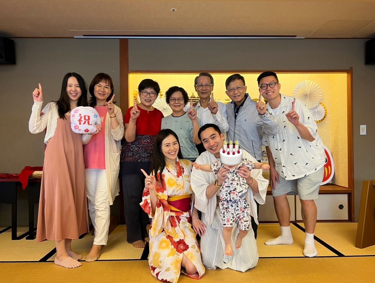 去年8月赖弘国与老婆与仔仔家族聚会，帮囝囝庆祝一岁生日，如今囝囝已荣升哥哥。（Instagram：m01yb46）