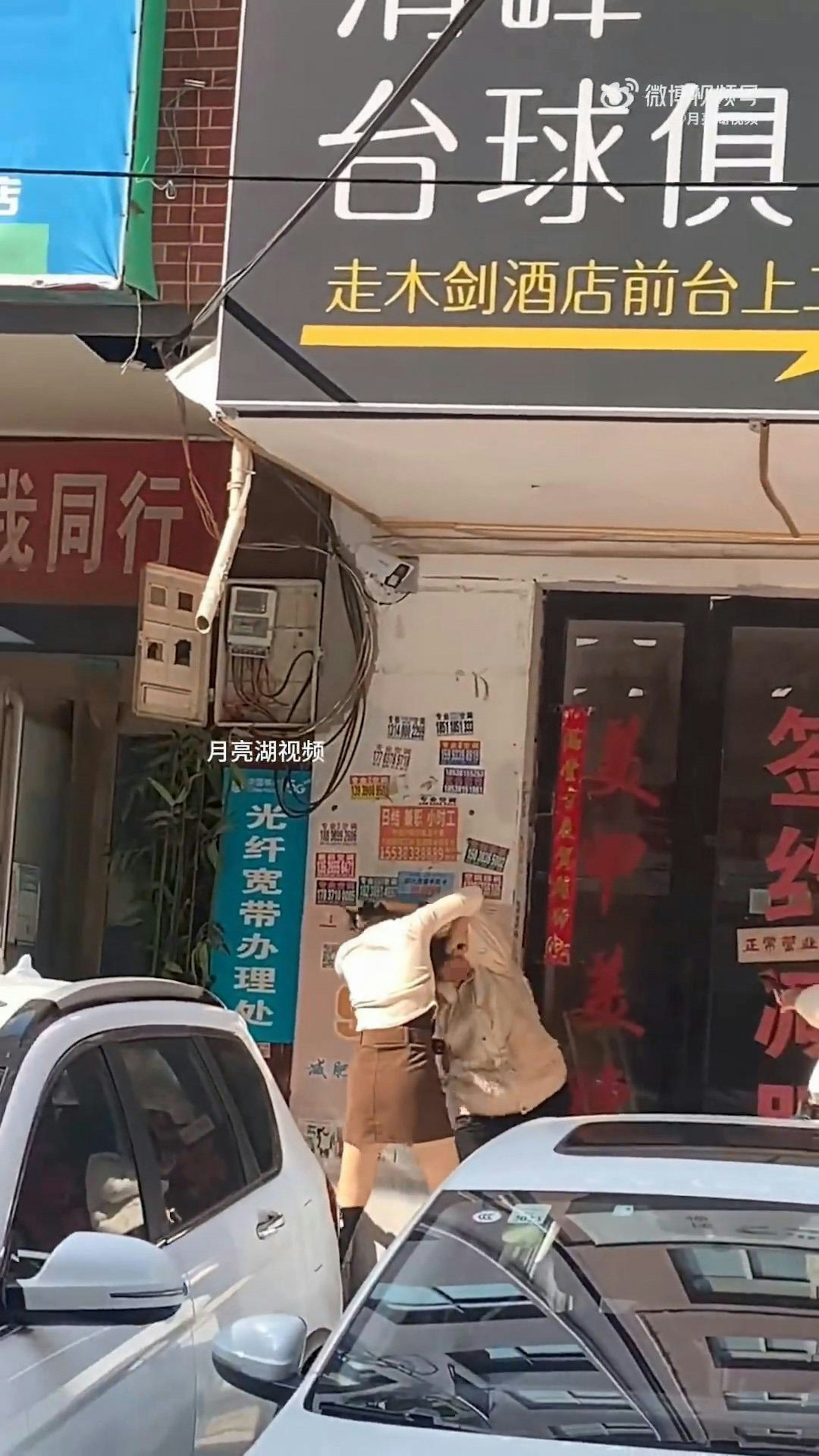 內地微博近日瘋傳1段「準新抱大戰奶奶」影片。(影片截圖) 內地微博近日瘋傳1段「準新抱大戰奶奶」影片。(影片截圖)