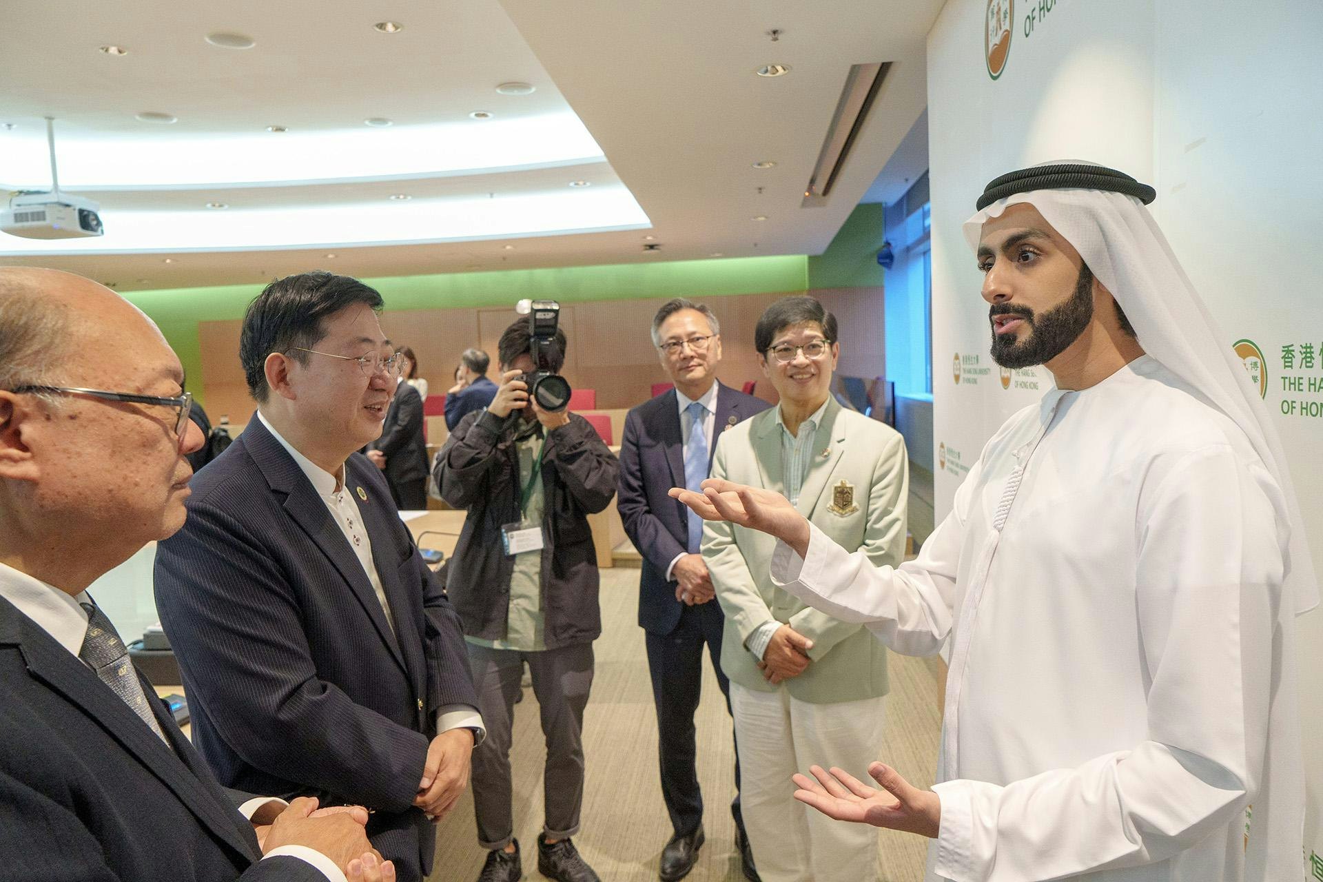 2023年12月,阿聯酋杜拜統治家族成員Sheikh Ali Rashed Ali Saeed Al Maktoum(阿里王子)訪問恒生大學。(恒生大學圖片) 2023年12月,阿聯酋杜拜統治家族成員Sheikh Ali Rashed Ali Saeed Al Maktoum(阿里王子)訪問恒生大學。(恒生大學圖片)