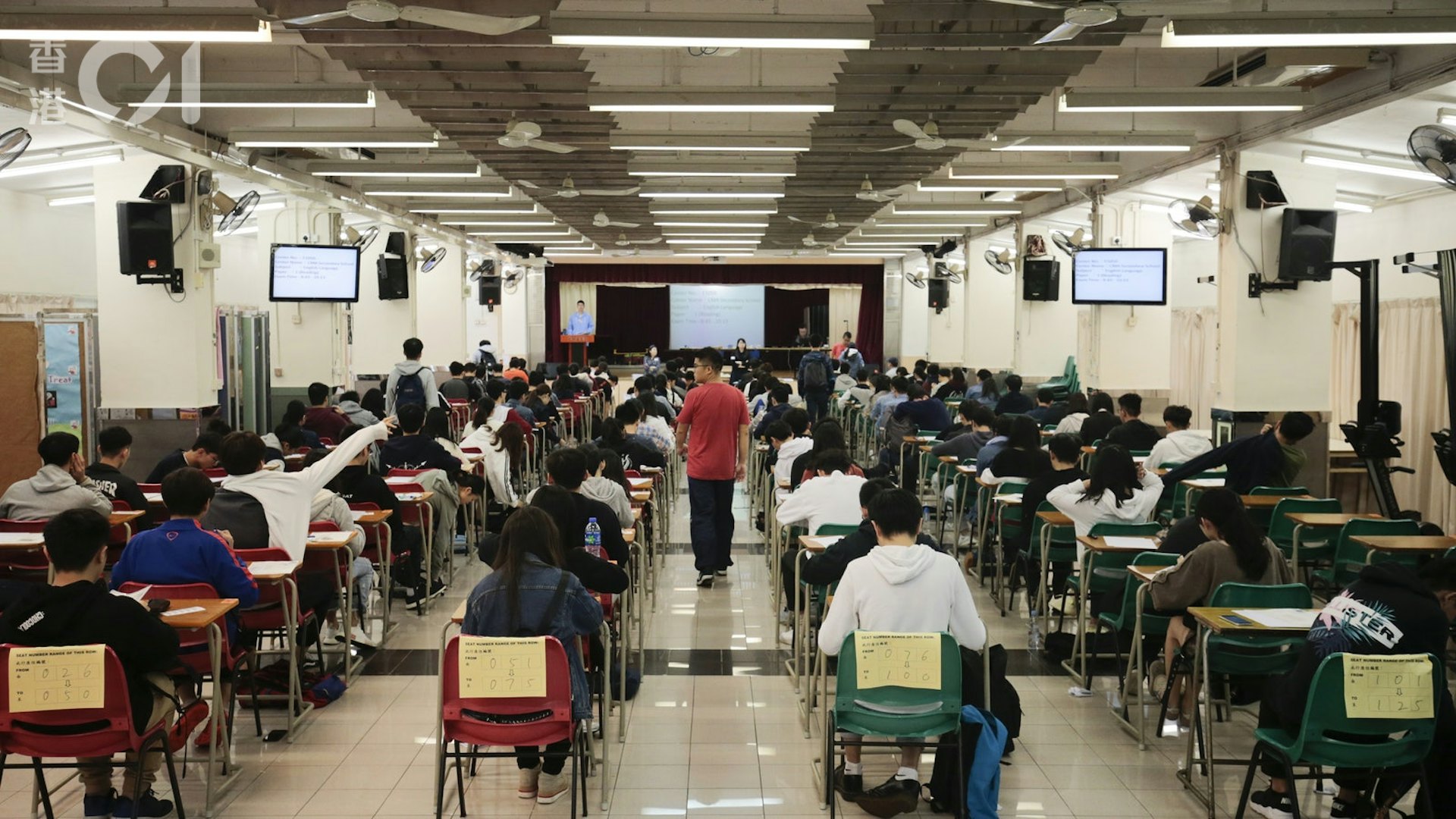 中學文憑試中文科筆試今日開考。(黃浩謙攝) 中學文憑試中文科筆試今日開考。(黃浩謙攝)
