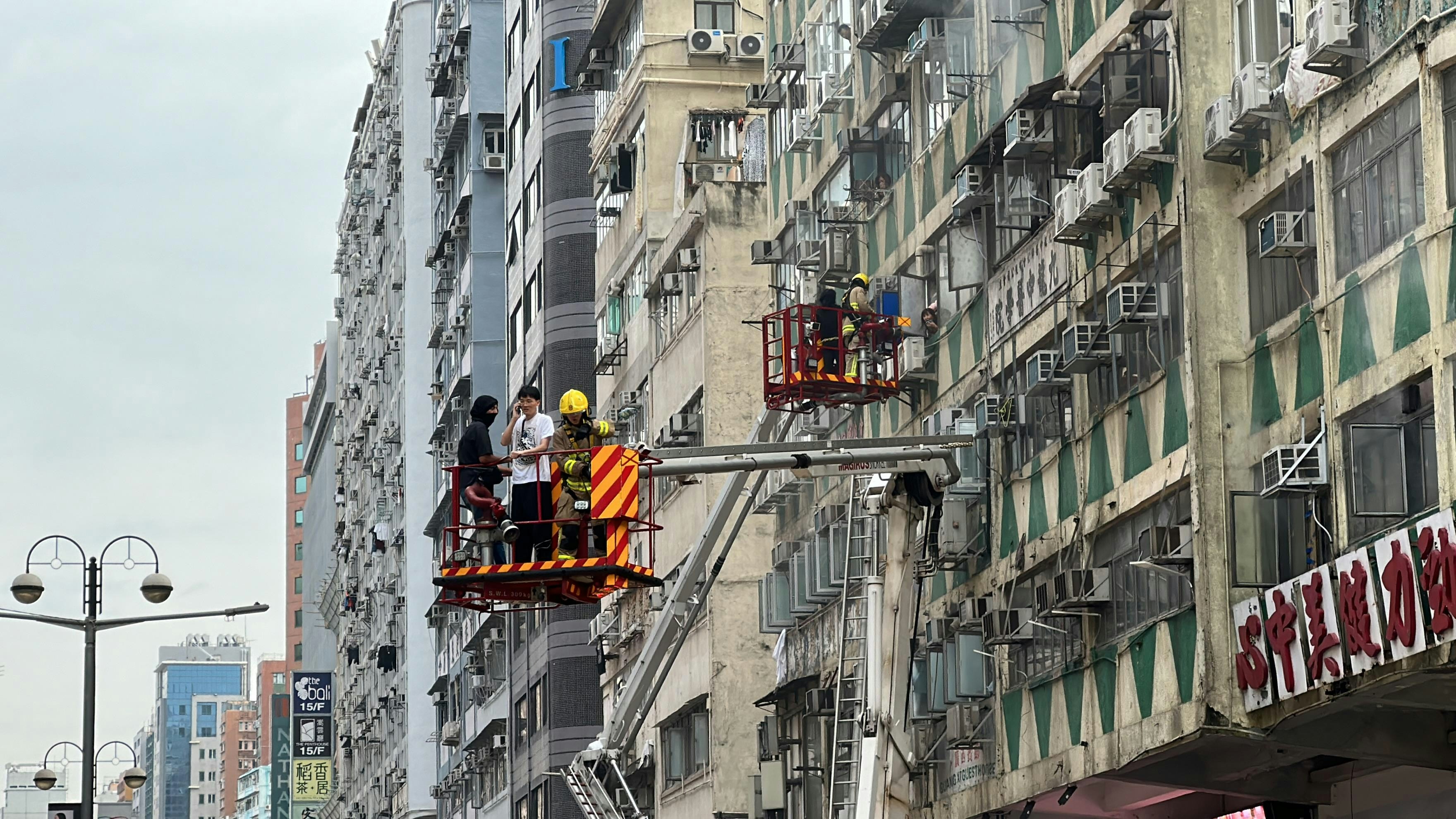 多名住户由消防员救下。（马耀文摄）