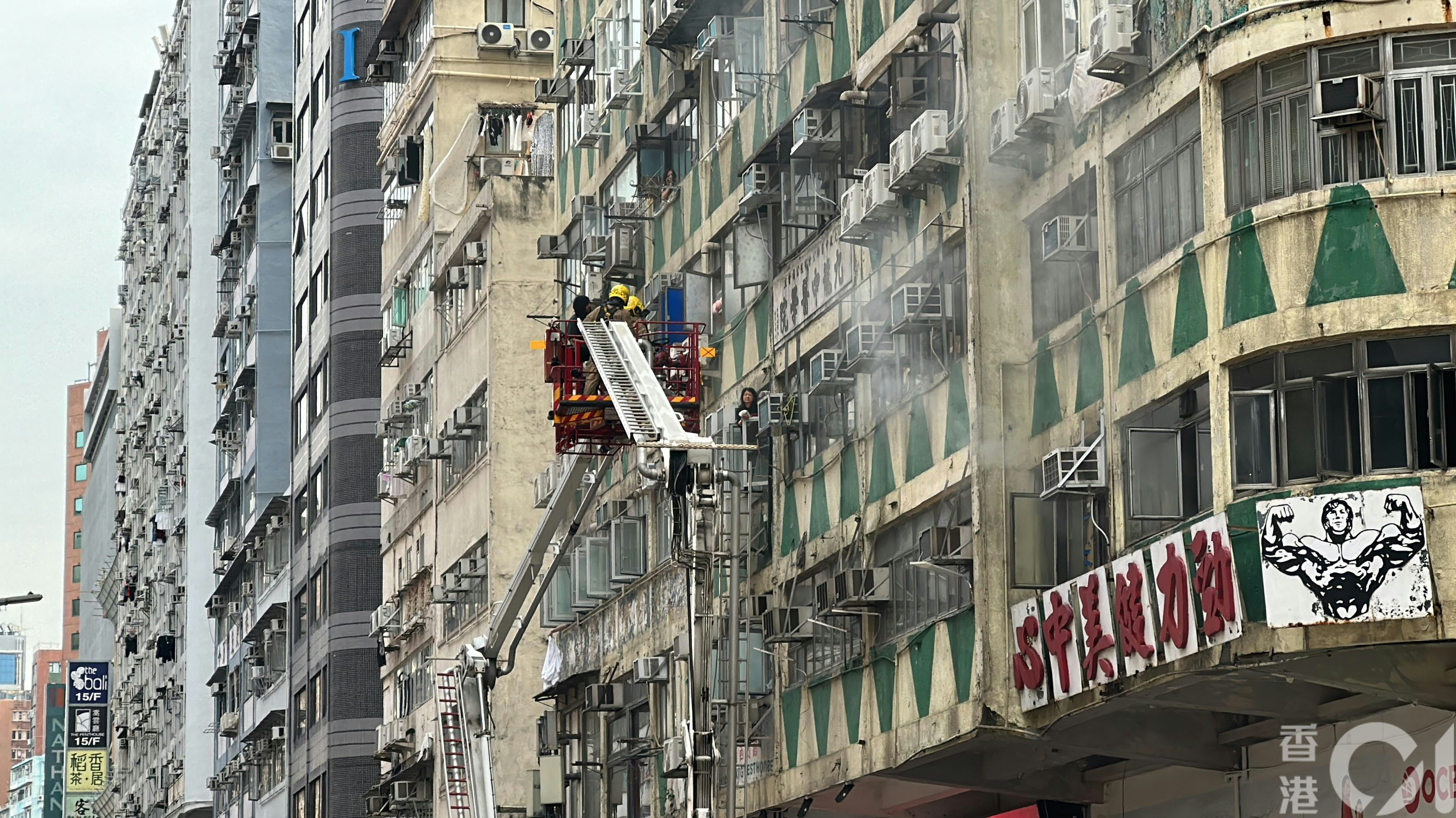 消防升起云梯救出多人。（马耀文摄）