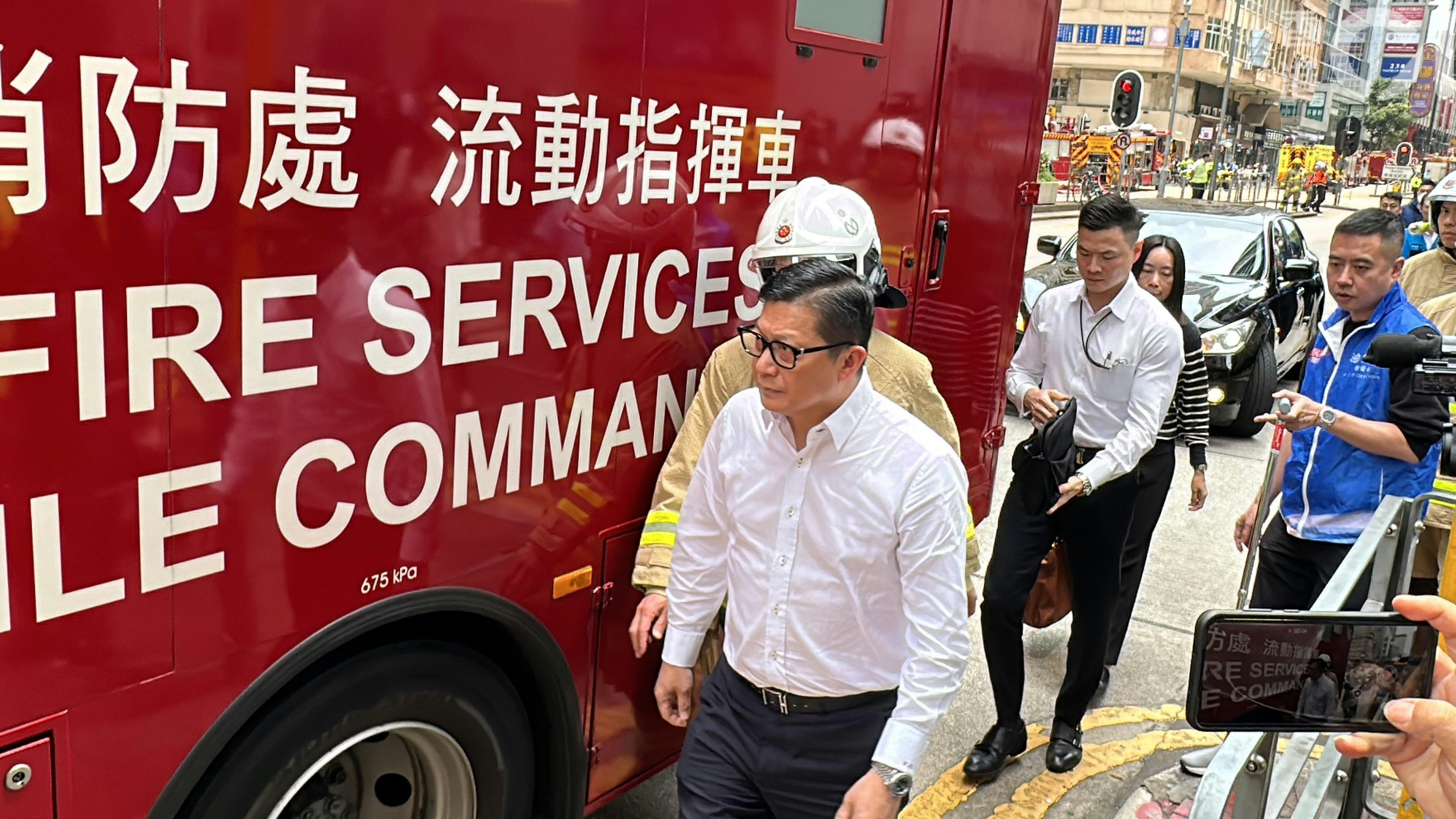下午近1时，保安局局长邓炳强到现场视察，并登上消防处流动指挥车了解详情。（马耀文摄）