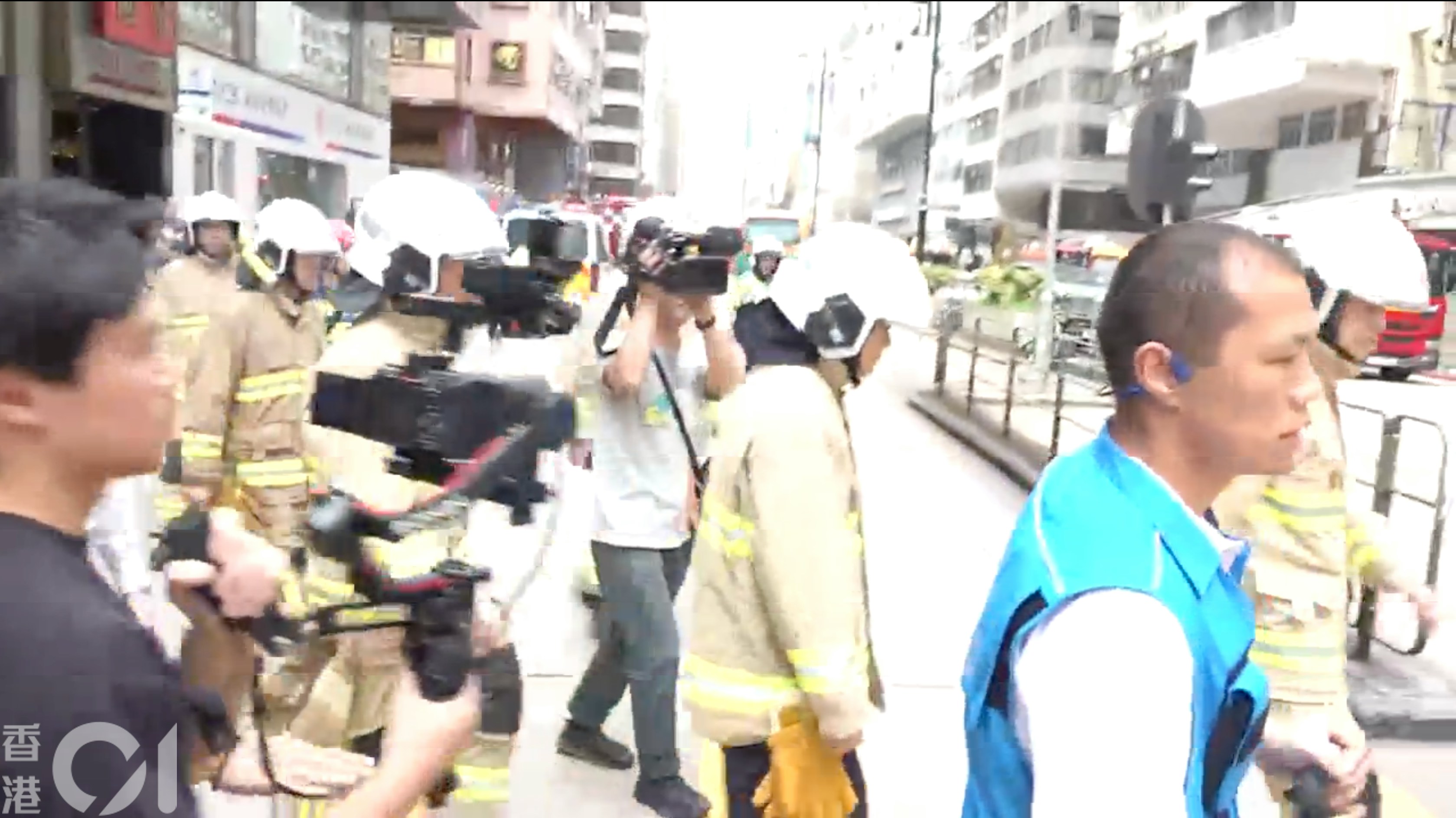 保安局局长邓炳强到现场视察，并登上消防处流动指挥车了解详情，其后换上消防制服佩戴消防帽进入火场。（香港01）