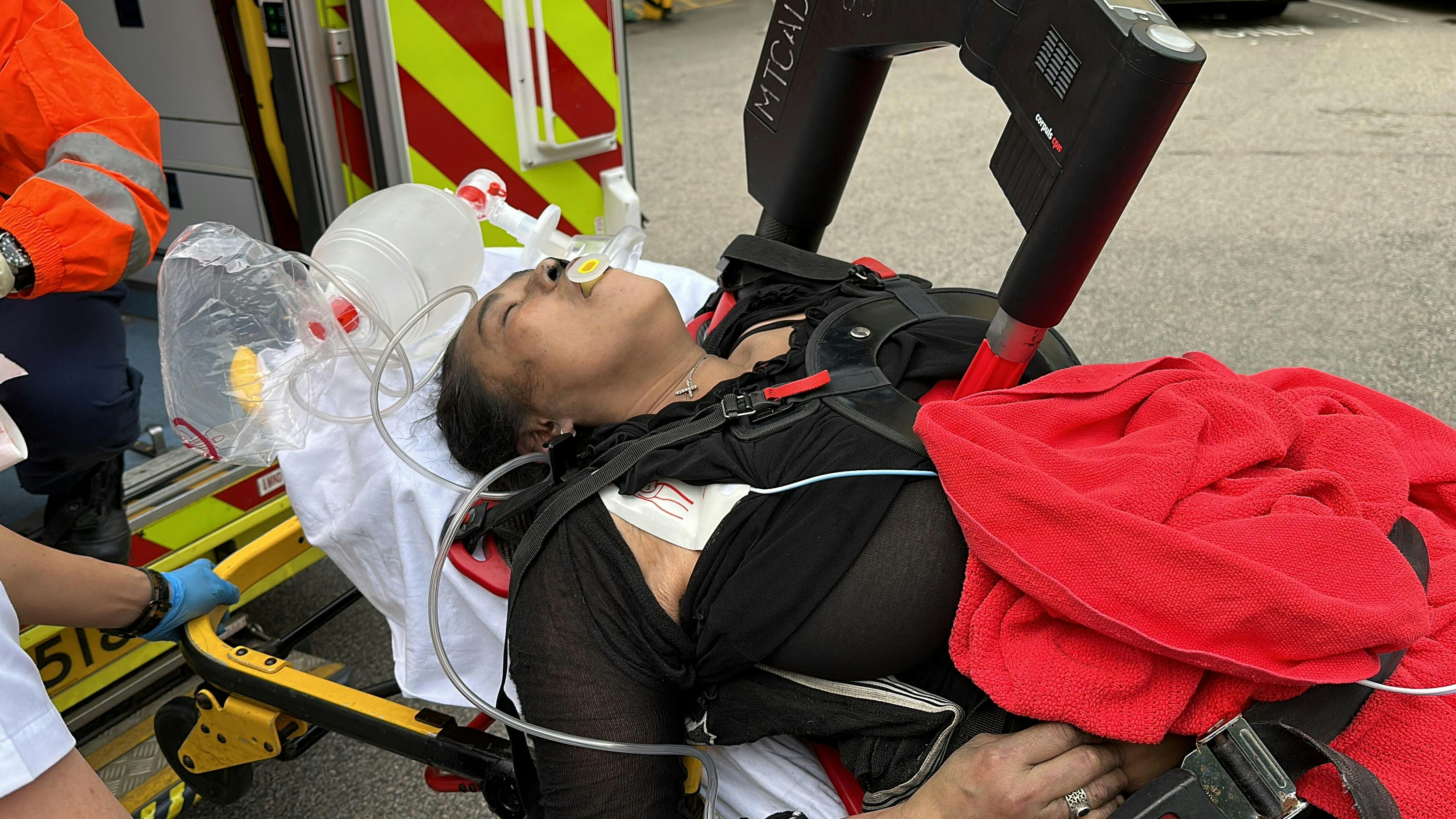 一名伤者送院，救护员用自动心外压机为他急救。（黄学润摄）