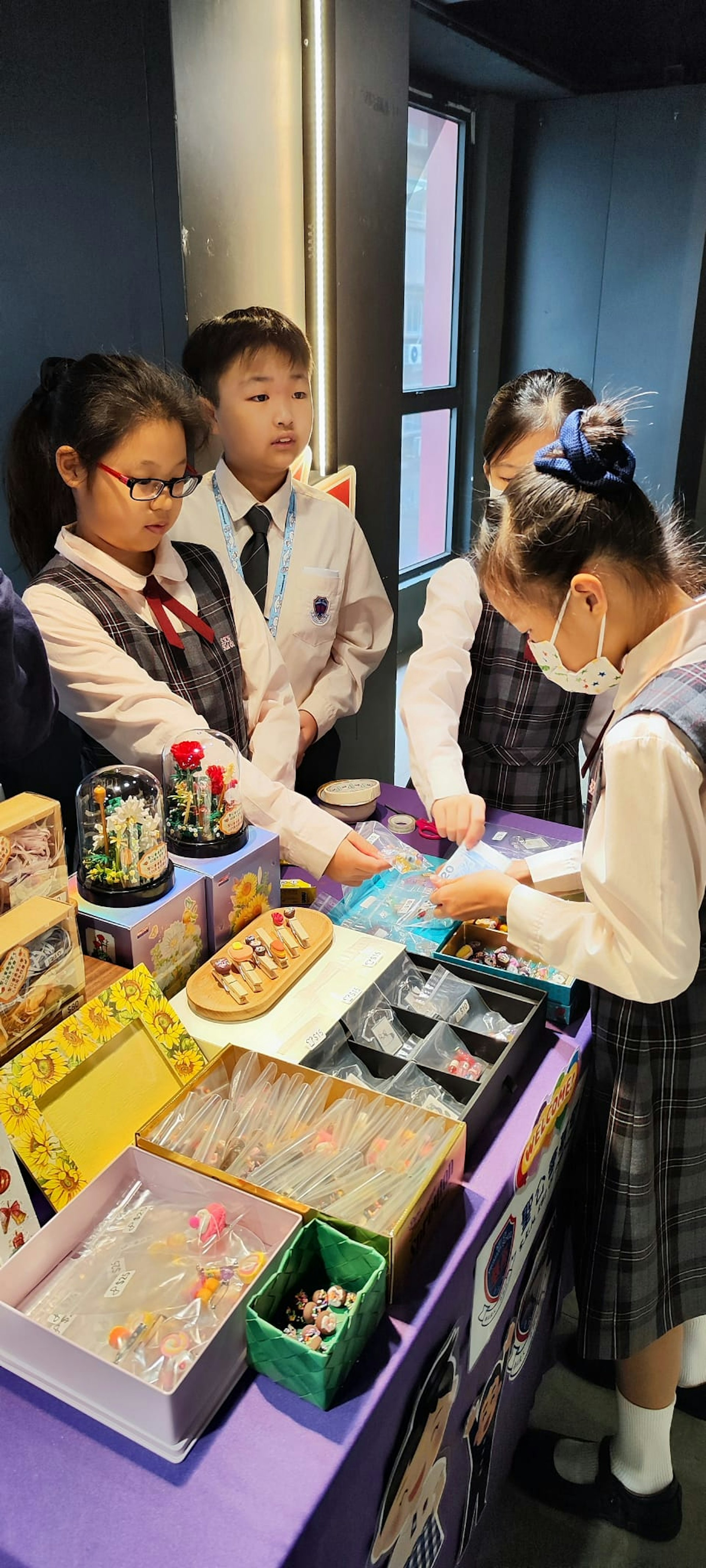 學生們由組織、策劃至售賣自家製的產品都親力親為,作多方面嘗試。(張樂霈校長提供) 學生們由組織、策劃至售賣自家製的產品都親力親為,作多方面嘗試。(張樂霈校長提供)