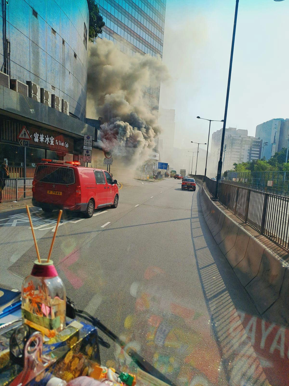 葵涌广场地下一间茶餐厅起火，冒出大量浓烟。（香港突发事故报料区/Bosco Chu）