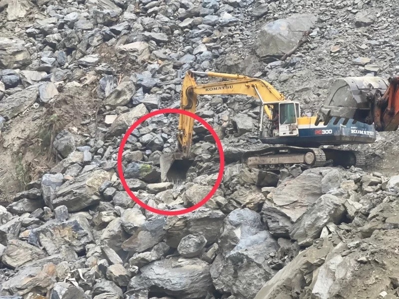 花莲县消防局特搜队在红圈疑似位置，深度约3至5米，发现第3具遗体。（联合报）