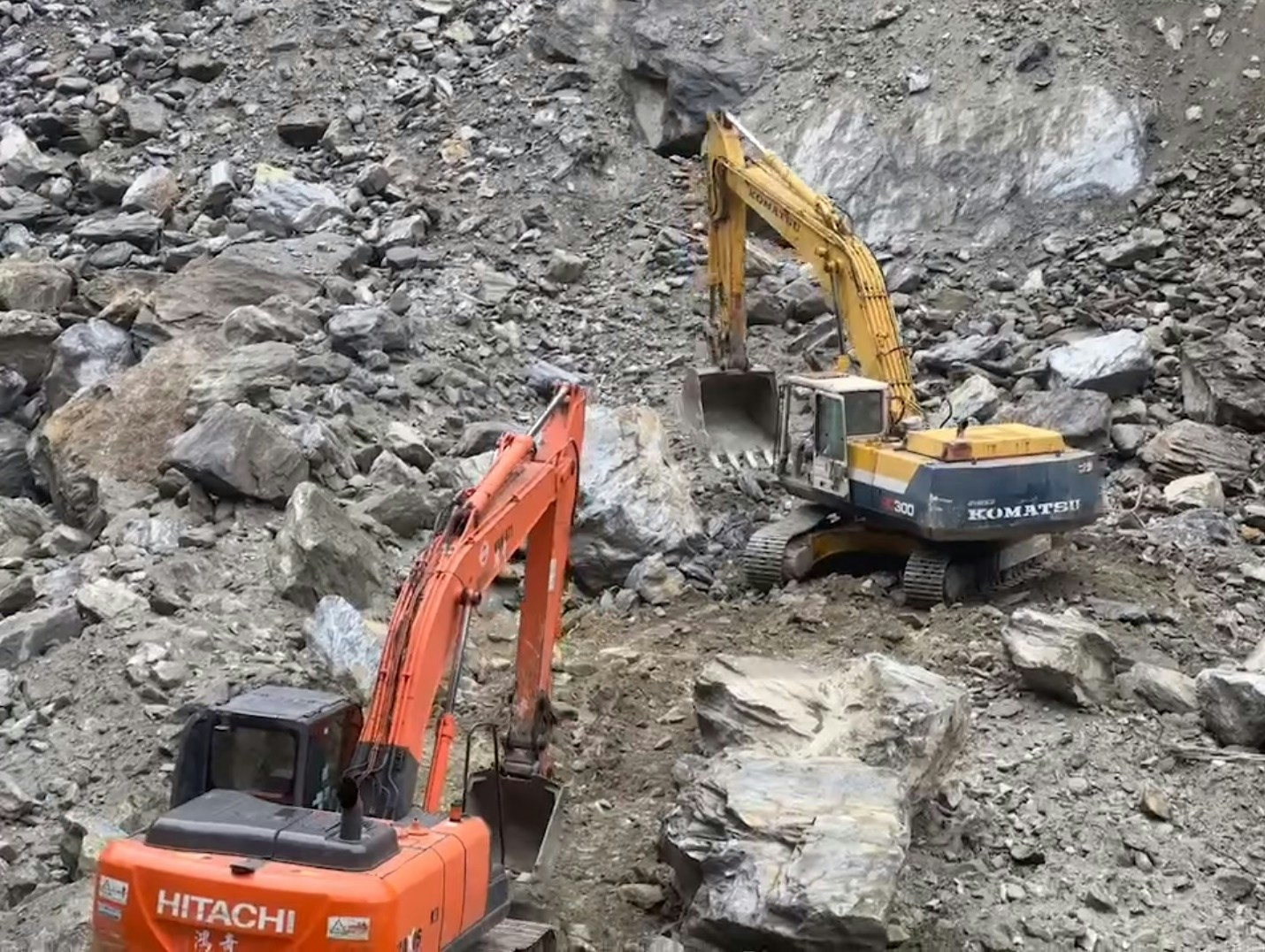 搜救队派出挖掘机在砂卡礑步道开挖。（影片截图）