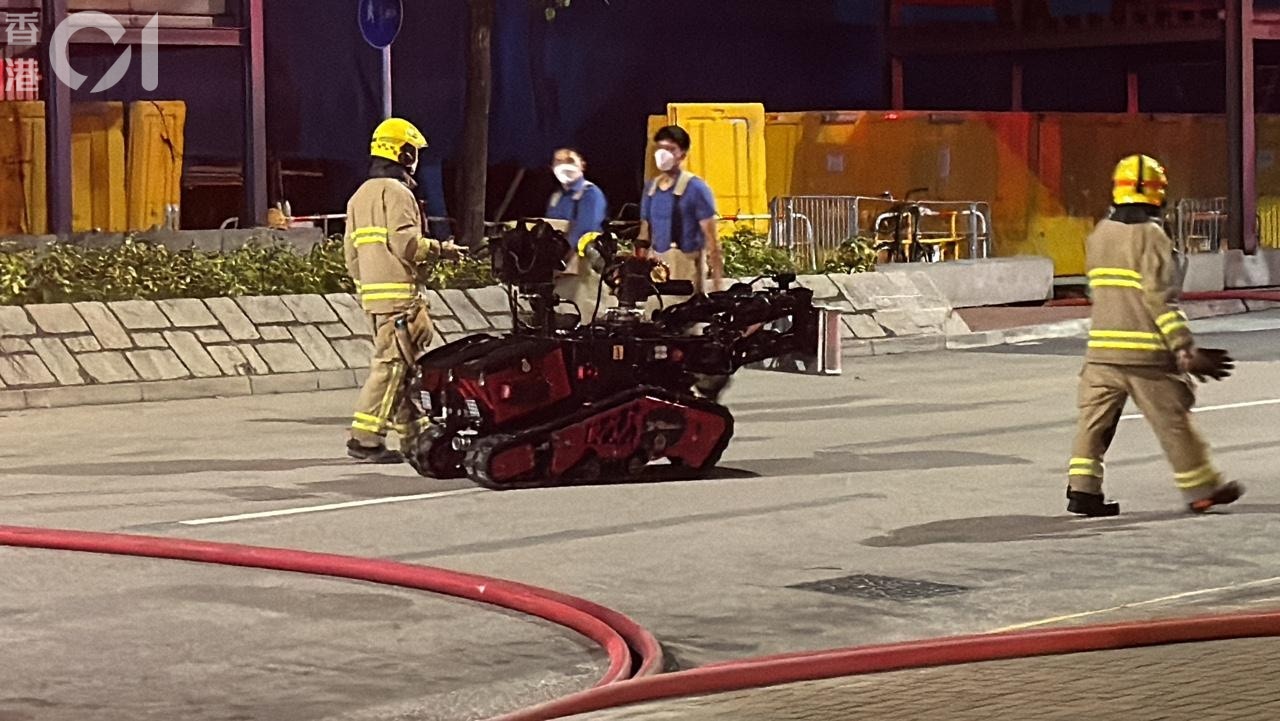 消防使用灭火机械人协助灌救。（林振华摄）