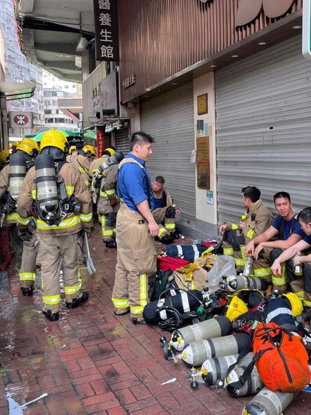 佐敦道华丰大厦发生5死三级火，市民感谢消防员在场救人救火。（邓炳强fb图片）
