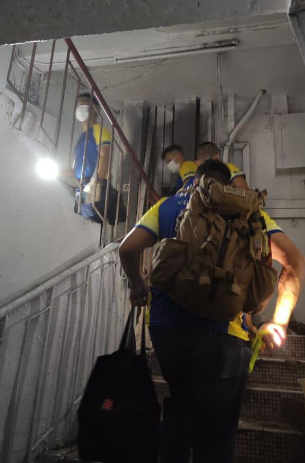 佐敦华丰大厦4月10日发生3级火，造成5死40人伤。香港消防处义工队成员协助居民回家取回药物及重要物品，以及派发应急物资，亦陪同部分年长居民离开大厦。（消防处fb）