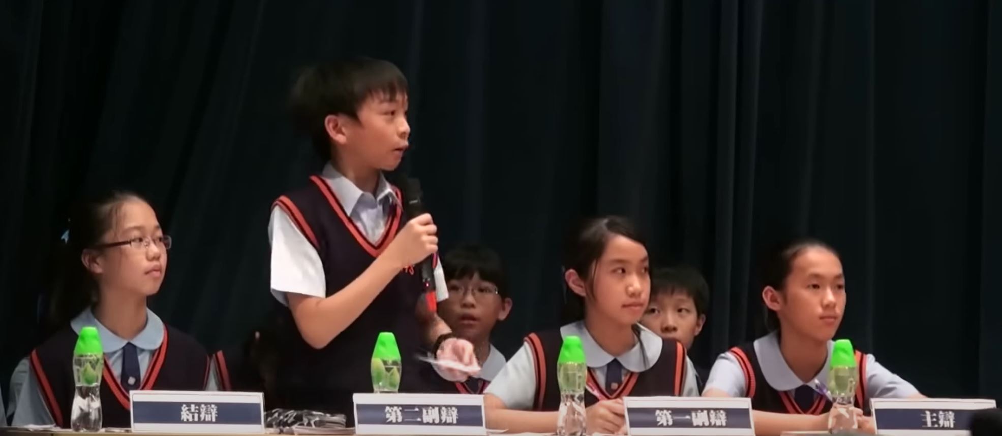 双方正进行自由辩论环节，陈姓男生担任正方第二副辩，说出自己理据。（YouTube频道「idebate.HK」 影片截图)