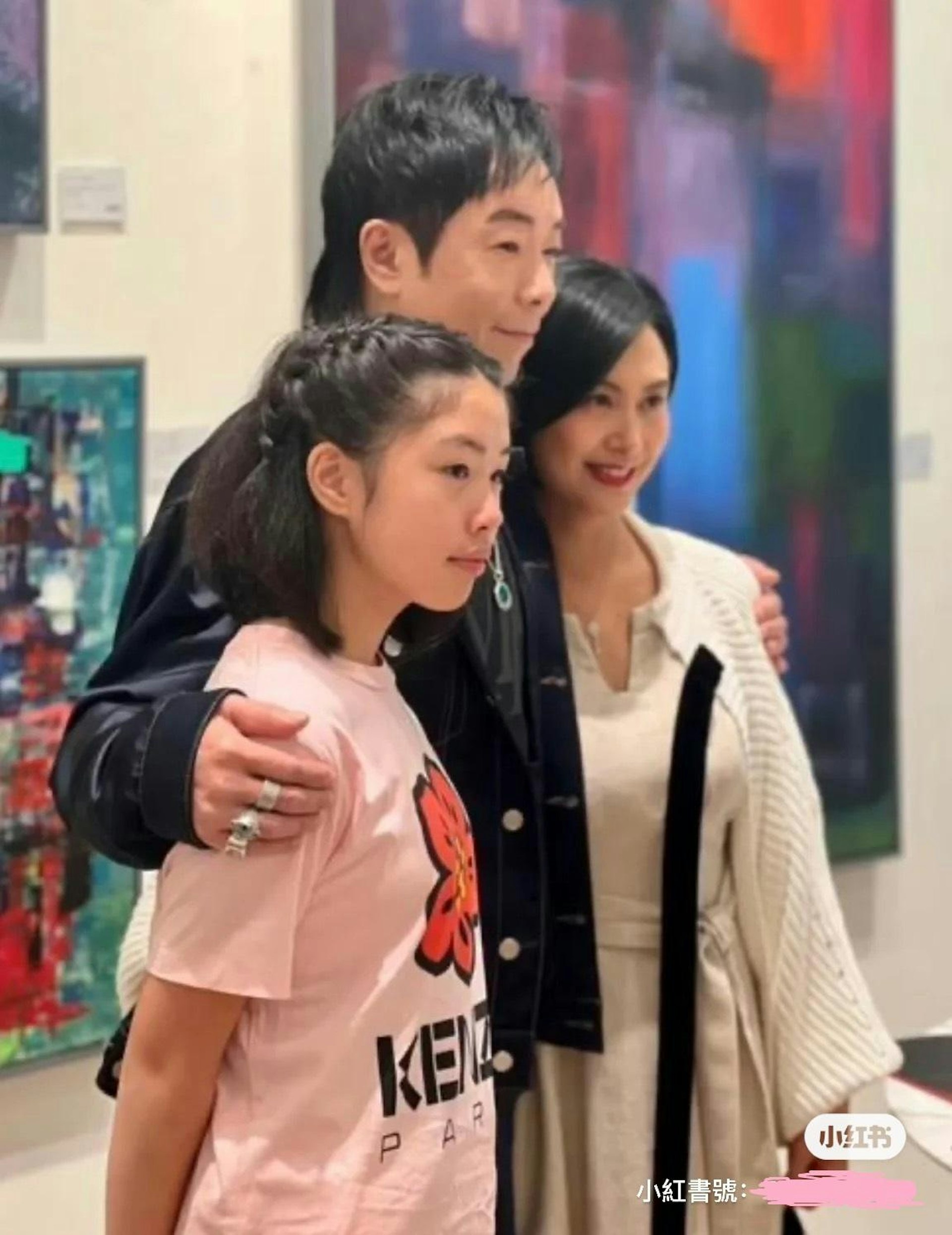 黃貫中、朱茵及女兒近照曝光。(小紅書)