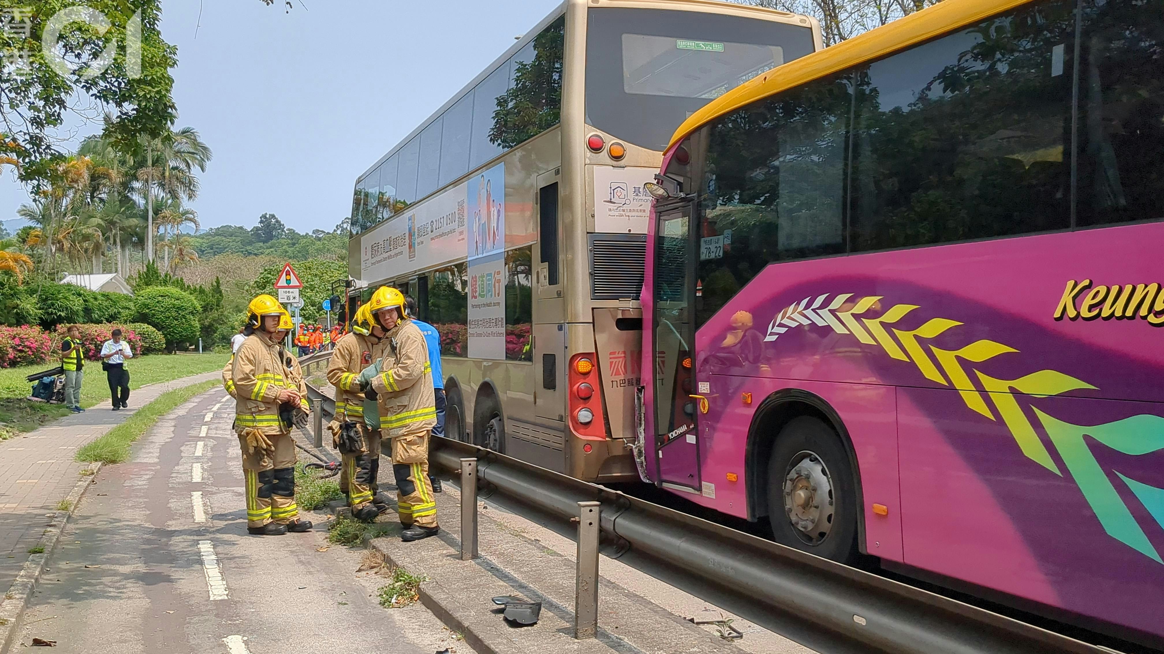 汀角路有兩車相撞12人受傷。（黃偉民攝）