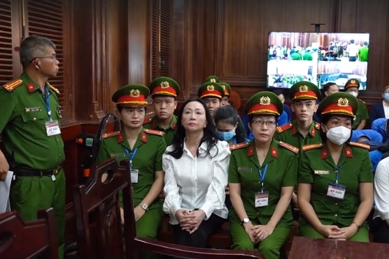 越南女首富案：张美兰2024年4月11日出庭画面（影片截图）