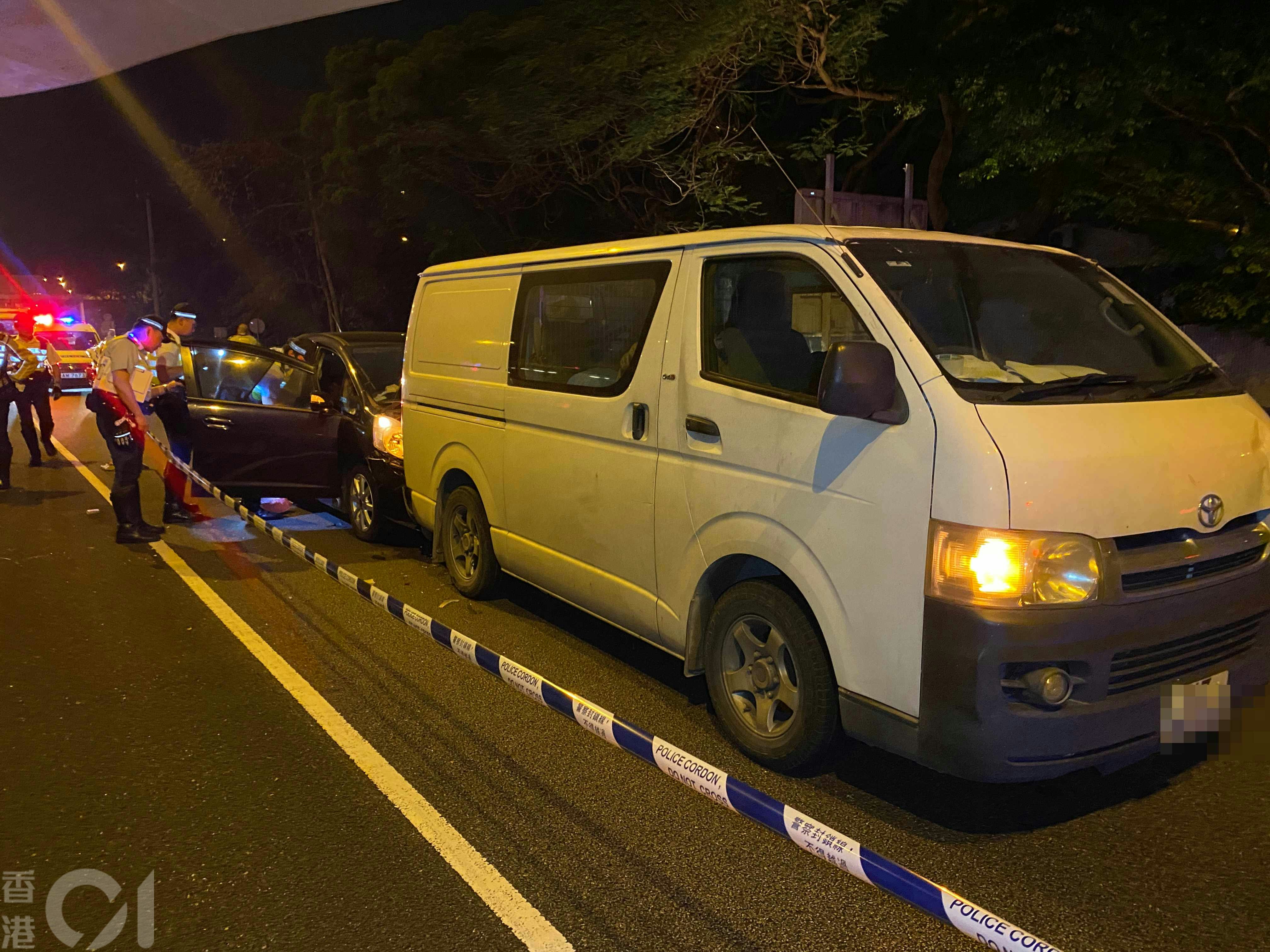 吐露港公路往九龙方向一辆私家车直撞客货车车尾，一名男司机重伤昏迷送院抢救。（罗日升摄）