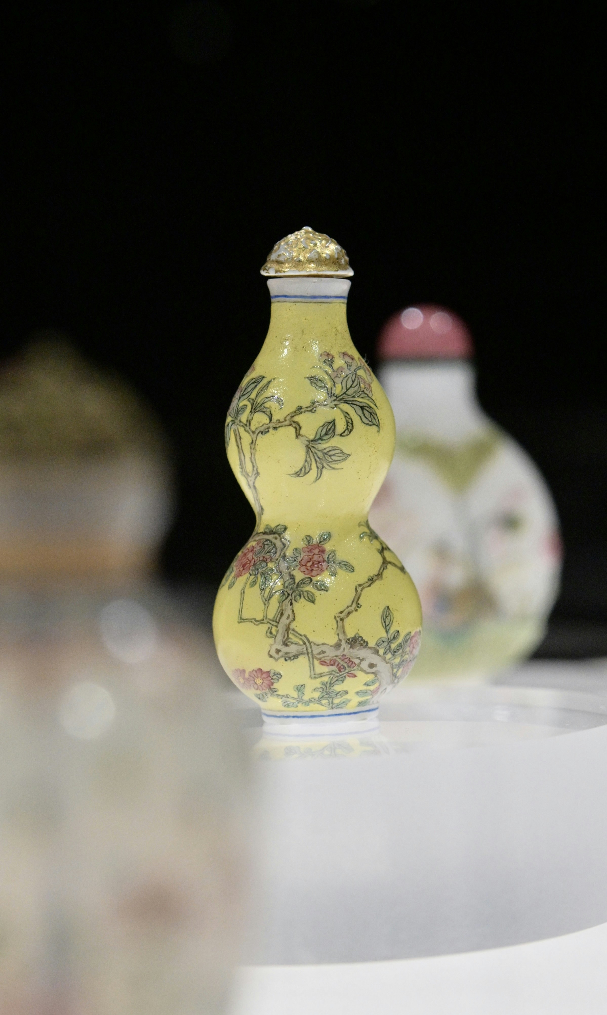 藝術館展出近500件中國鼻煙壺已故收藏家冼祖謙遺孀捐贈