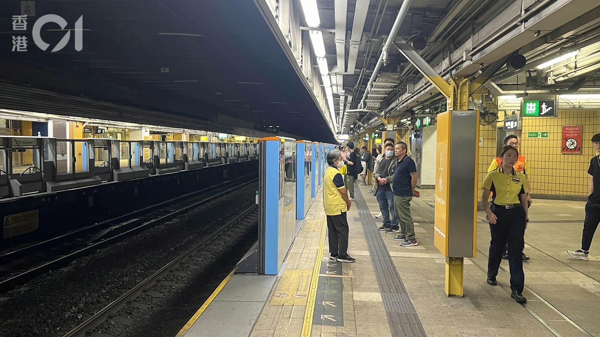 上水站月台正進行幕門加建工程,惟部份位置仍未設有幕門。(李家傑攝)