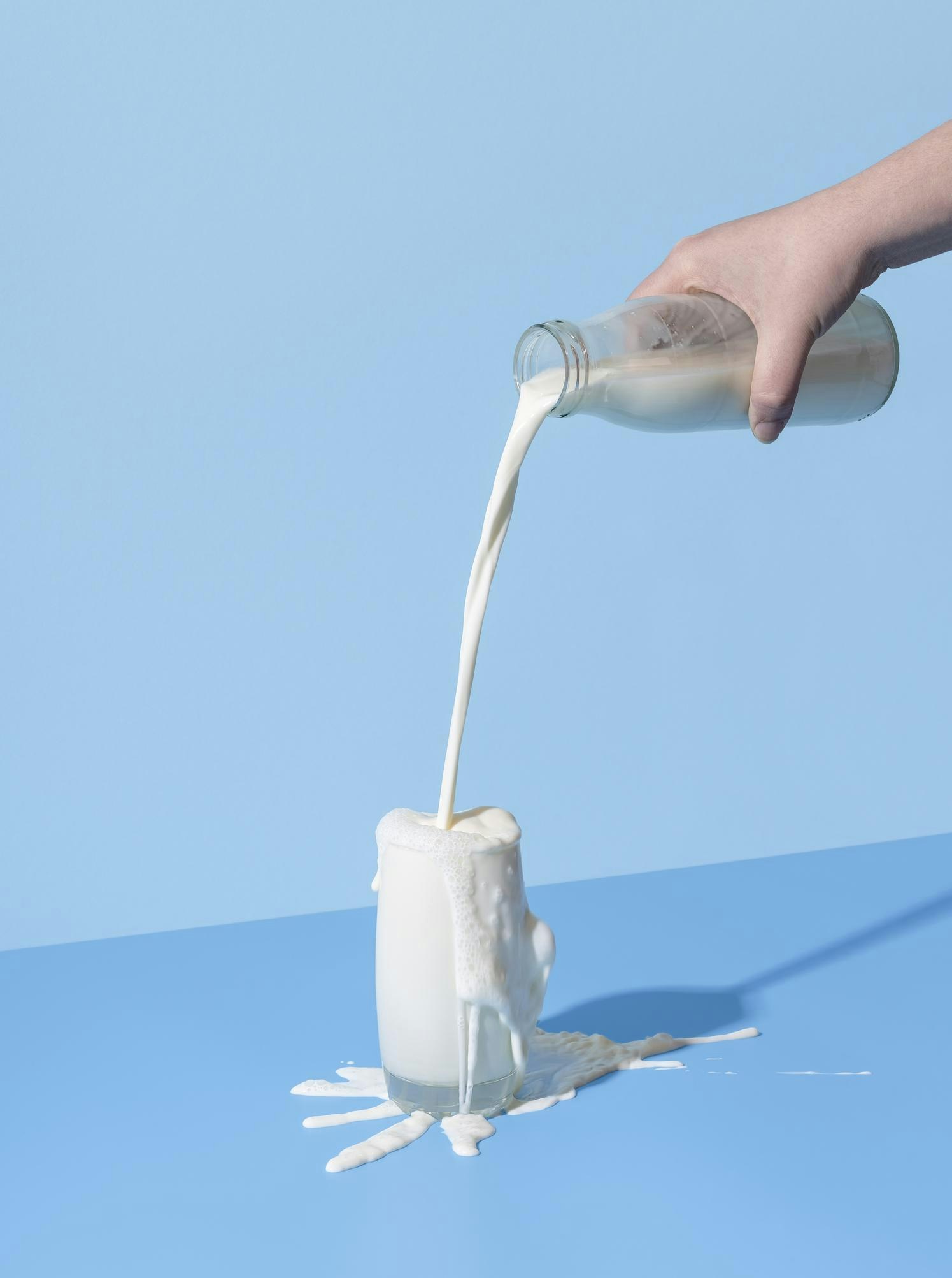 网传内地某大企业聘请产品经理，面试官向应征者问「怎么将倒入大海的牛奶拿回来」。（GettyImages）