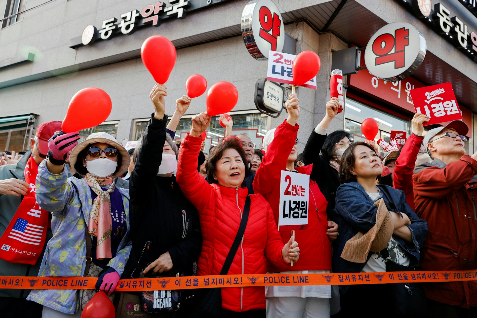 韓國首爾執政國民力量黨的支持者選舉前競選集會上歡呼。(REUTERS) 韓國首爾執政國民力量黨的支持者選舉前競選集會上歡呼。(REUTERS)