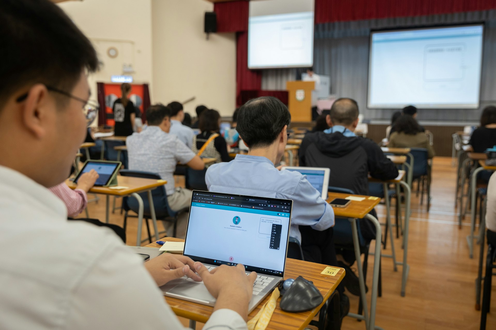 《香港01》為禮賢會彭學高紀念中學舉辦「AI 教學應用教師培訓工作坊」,由「Re:learn」創辦人蘇建峯主講。(廖雁雄攝) 《香港01》為禮賢會彭學高紀念中學舉辦「AI 教學應用教師培訓工作坊」,由「Re:learn」創辦人蘇建峯主講。(廖雁雄攝)