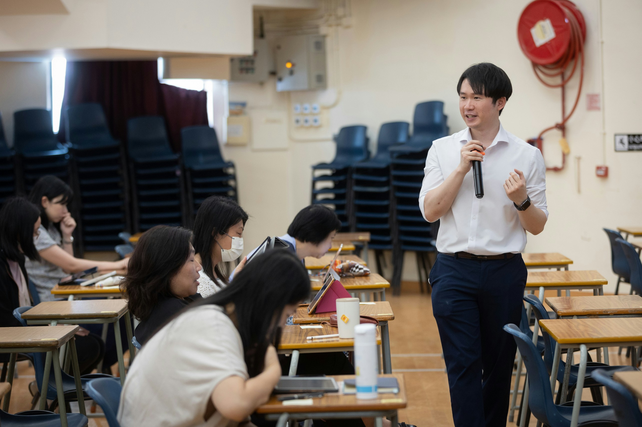 《香港01》為禮賢會彭學高紀念中學舉辦「AI 教學應用教師培訓工作坊」，由「Re:learn」創辦人蘇建峯主講。（廖雁雄攝）