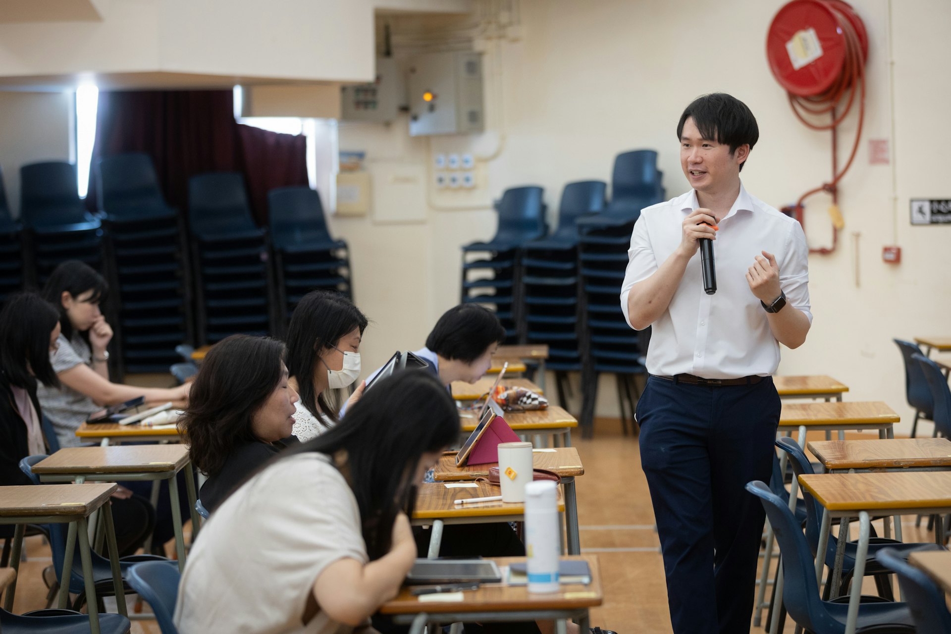 《香港01》為禮賢會彭學高紀念中學舉辦「AI 教學應用教師培訓工作坊」,由「Re:learn」創辦人蘇建峯主講。(廖雁雄攝) 《香港01》為禮賢會彭學高紀念中學舉辦「AI 教學應用教師培訓工作坊」,由「Re:learn」創辦人蘇建峯主講。(廖雁雄攝)