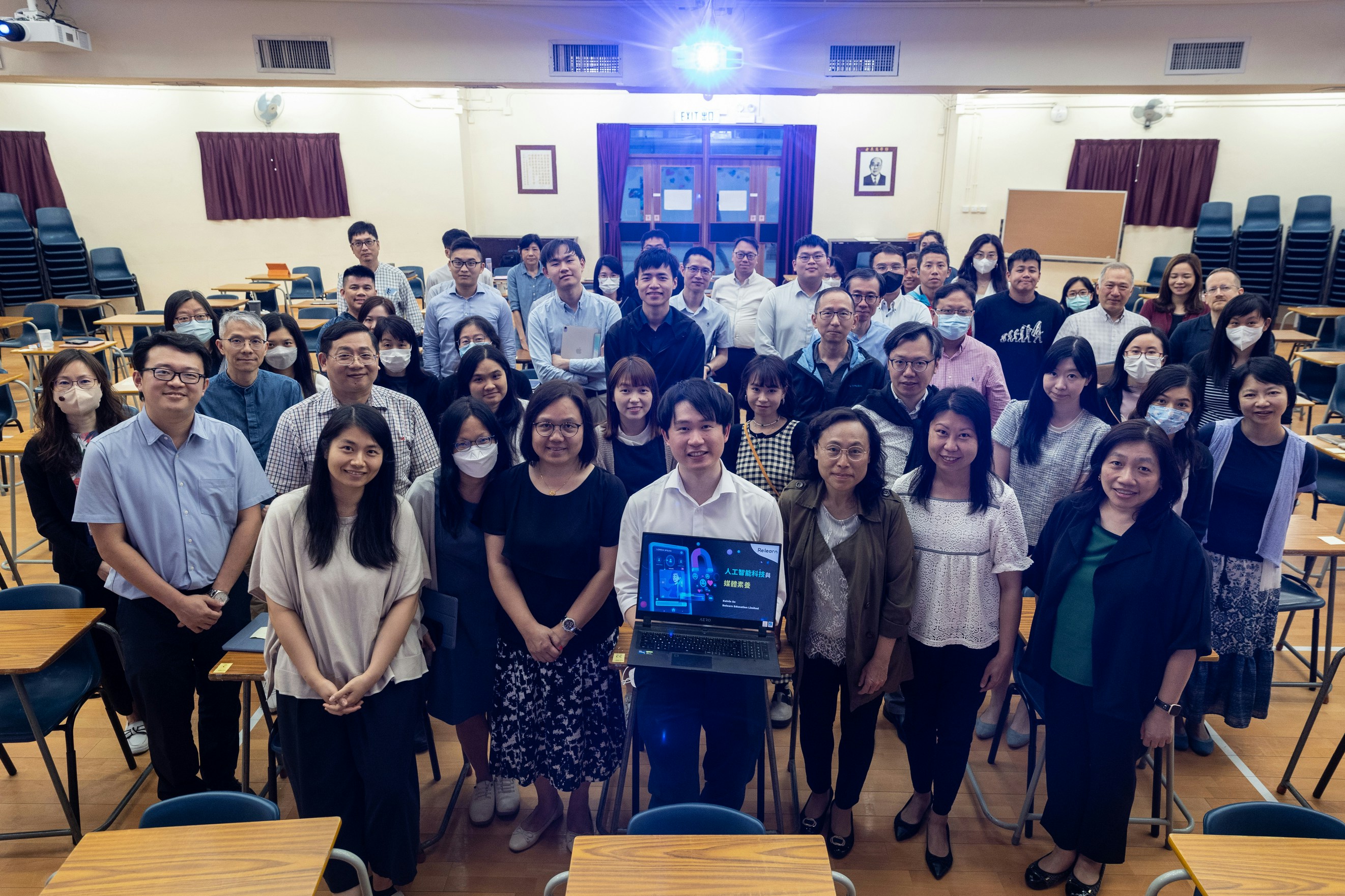 《香港01》為禮賢會彭學高紀念中學舉辦「AI 教學應用教師培訓工作坊」，由「Re:learn」創辦人蘇建峯主講。（廖雁雄攝）