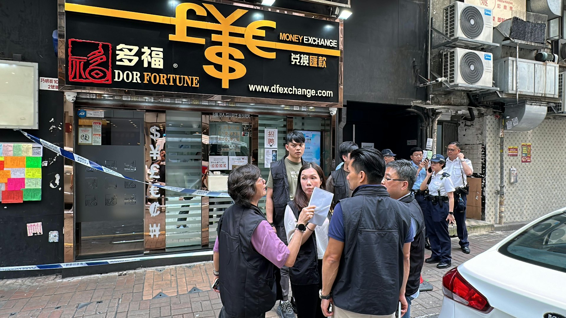 大批軍裝警員及便衣探員接報趕抵現場。(黃學潤攝)