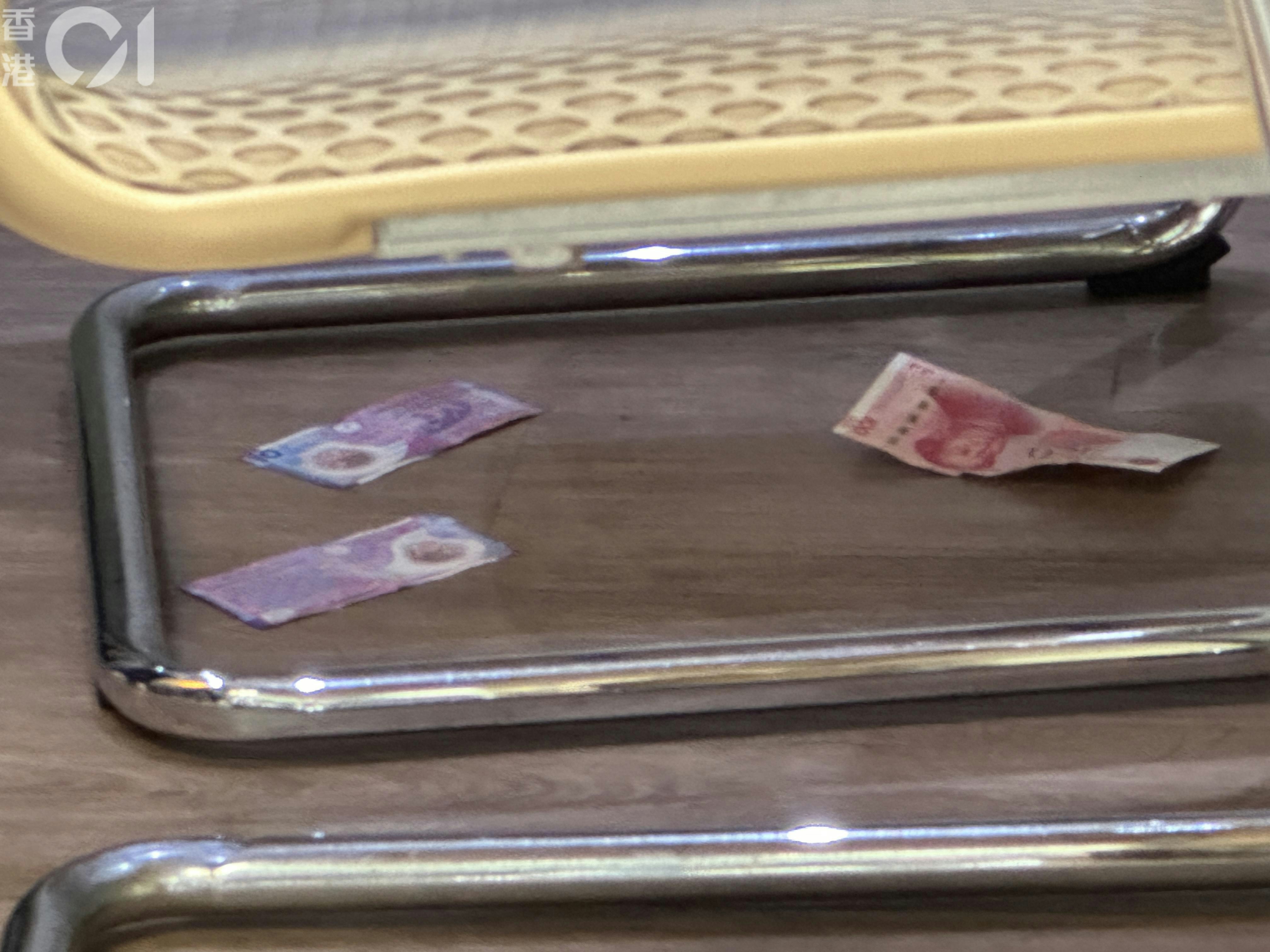 鈔票散落一地。（黃學潤攝）