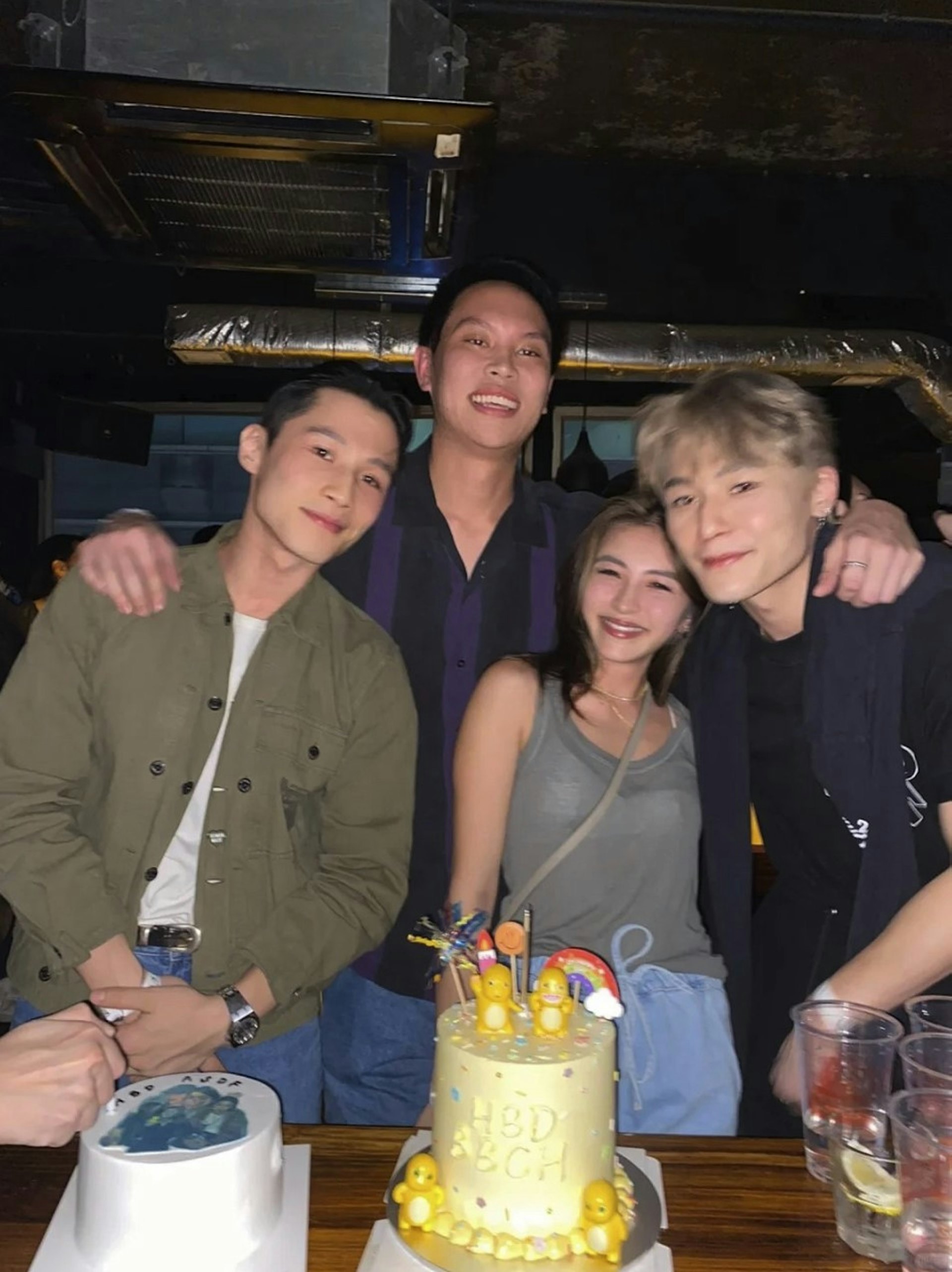 Hilary与同是4月生日的汤镇业孖仔汤君耀(Chris)及汤君慈(Bruce)一起庆生。(IG@hilaryasdf)