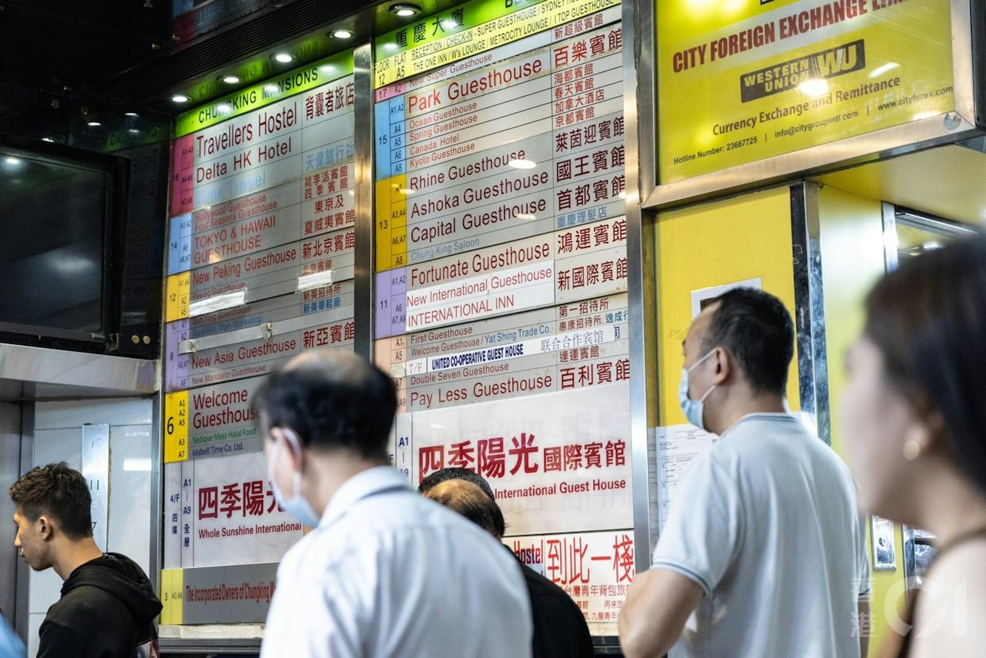 根據民政事務總署資料,尖沙咀重慶大廈共有239間持牌賓館,為全港最多。(梁鵬威攝) 根據民政事務總署資料,尖沙咀重慶大廈共有239間持牌賓館,為全港最多。(梁鵬威攝)