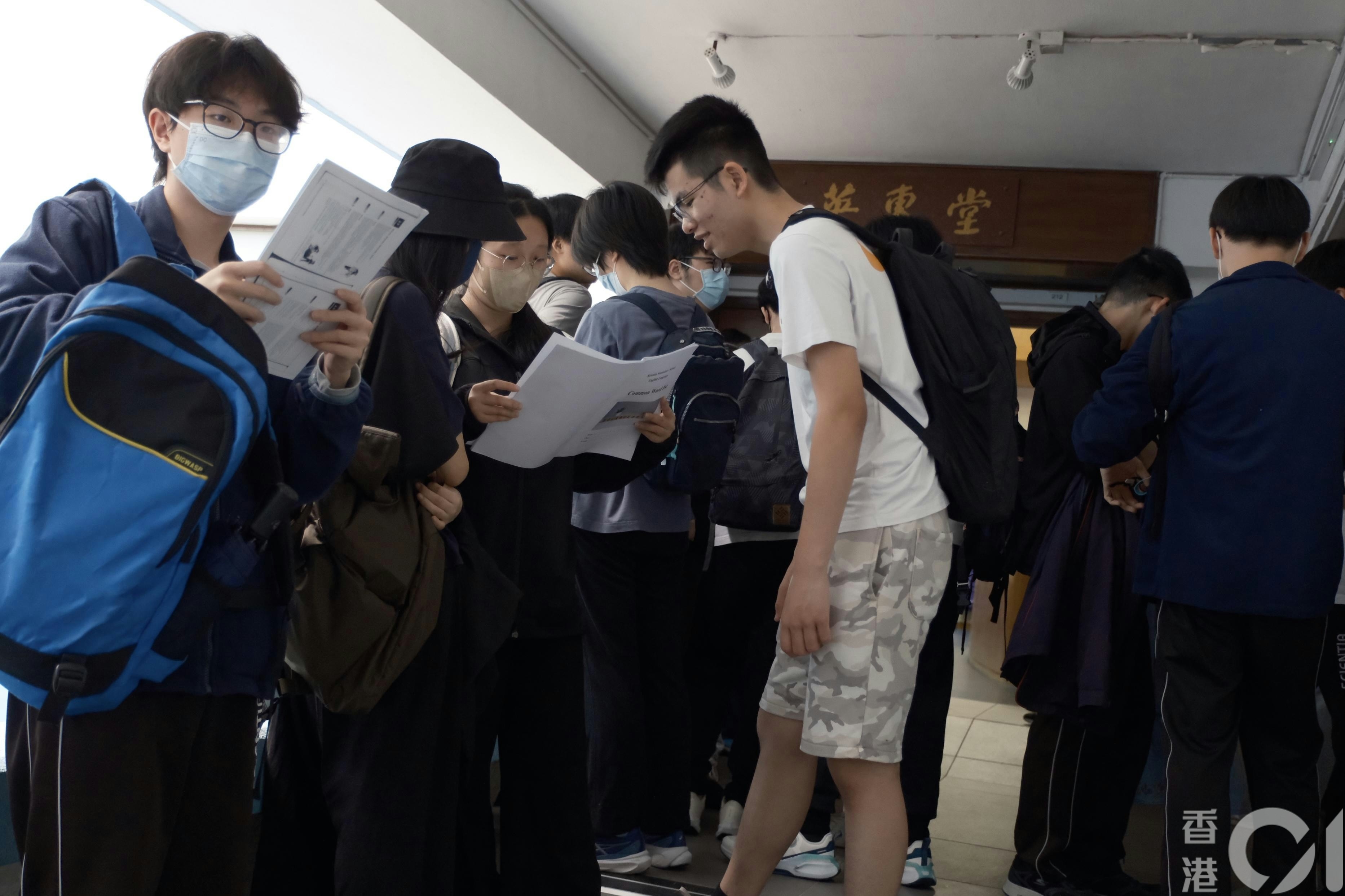 文憑試英文科聆聽卷開考，由於「監考易」程式系統連續兩日失靈，即日起停用，改用人手點名，考生繼續使用「報到易」簽到。（盧翊銘攝）