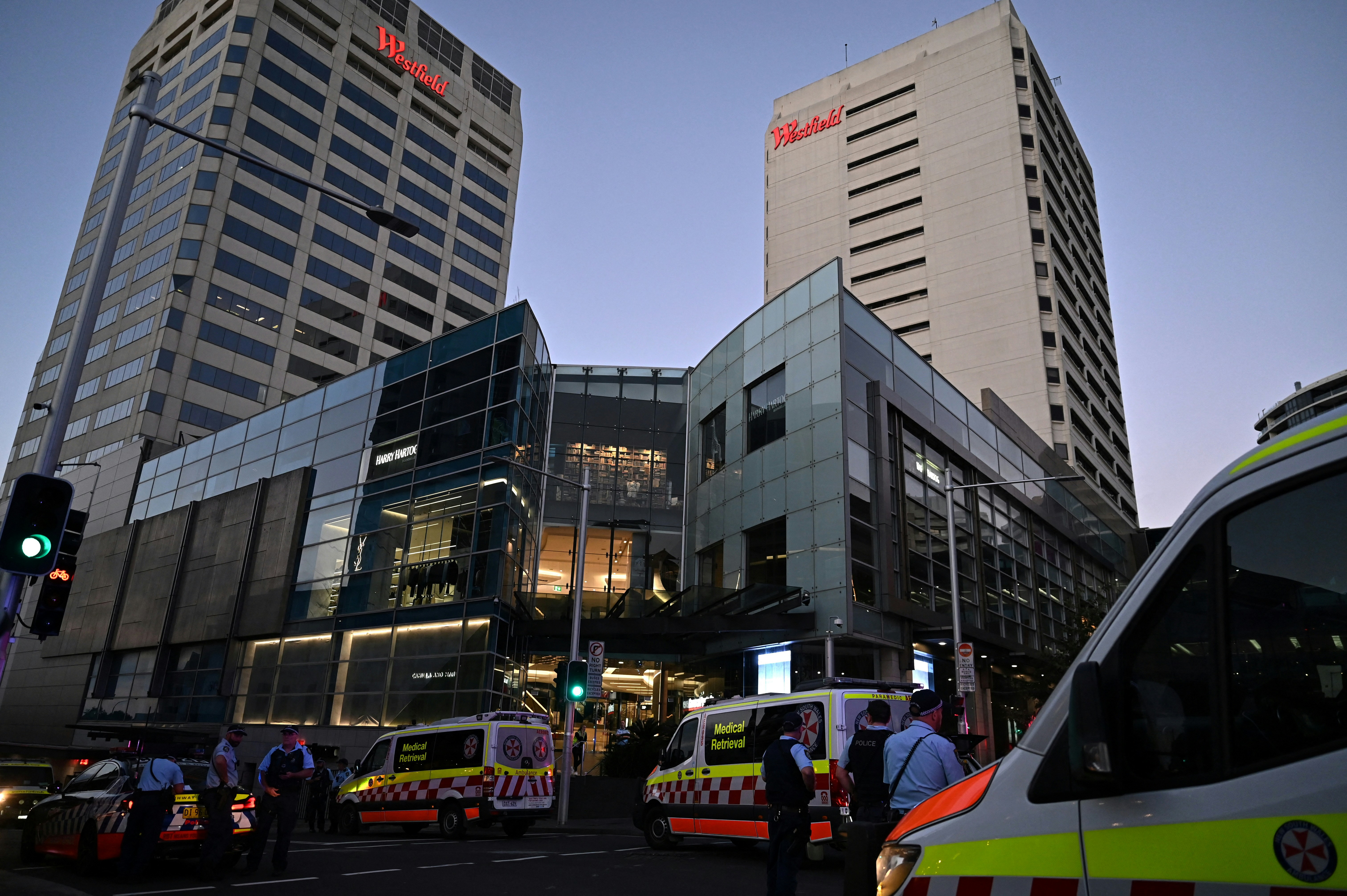 澳洲悉尼Westfield Bondi Junction于2024年4月13日下午发生持刀袭击事件，警方及救援人员接报到场。（AAP Image/Steven Saphore via REUTERS）