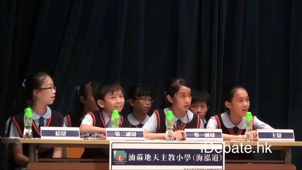 油天成队同学听到O咀无法畀反应。（YouTube频道「idebate.HK」 影片截图)
