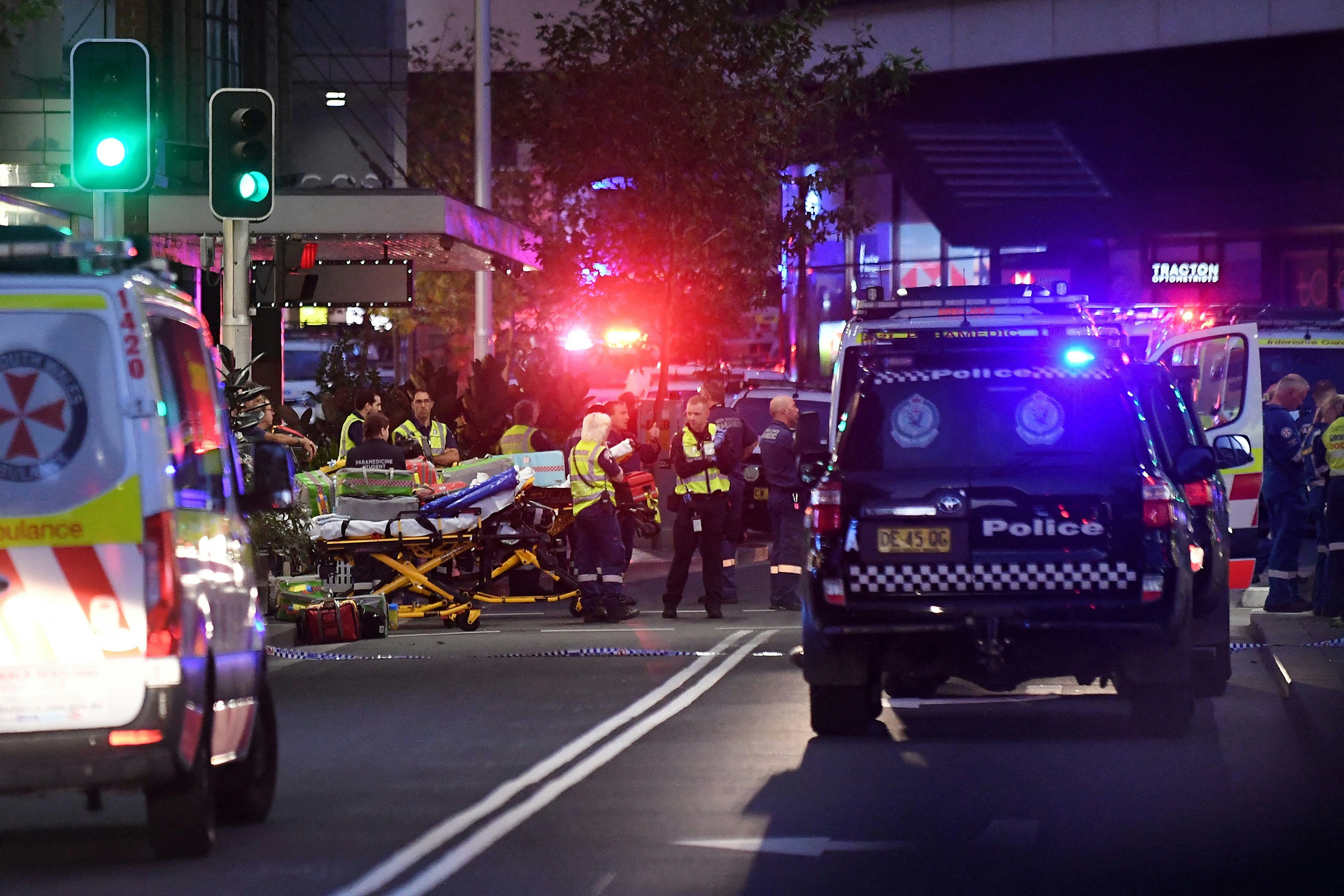 位于澳洲悉尼东部的购物中心Westfield Bondi Junction在2024年4月13日多人被人用刀刺伤，数人死亡。涉案男疑犯被女警开枪击毙。图为案发后接报到场的救护员。（Reuters）